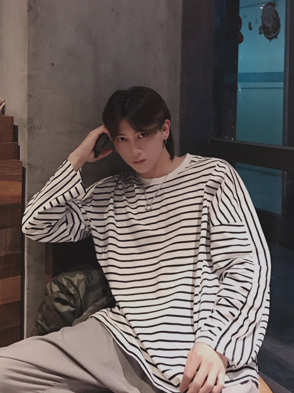「NIKEのアイテム（スニーカー、ホワイト系）」を使った、三木さん（メンズ・178cm）の春コーディネートの1枚目の写真