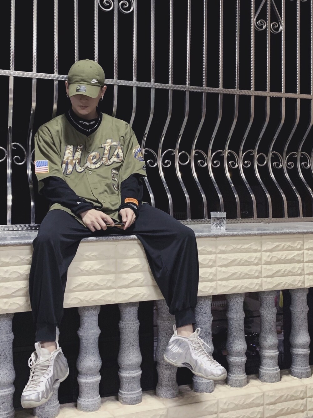 「NIKEのアイテム（スニーカー、シルバー系）」を使った、三木さん（メンズ・178cm）の冬コーディネートの1枚目の写真