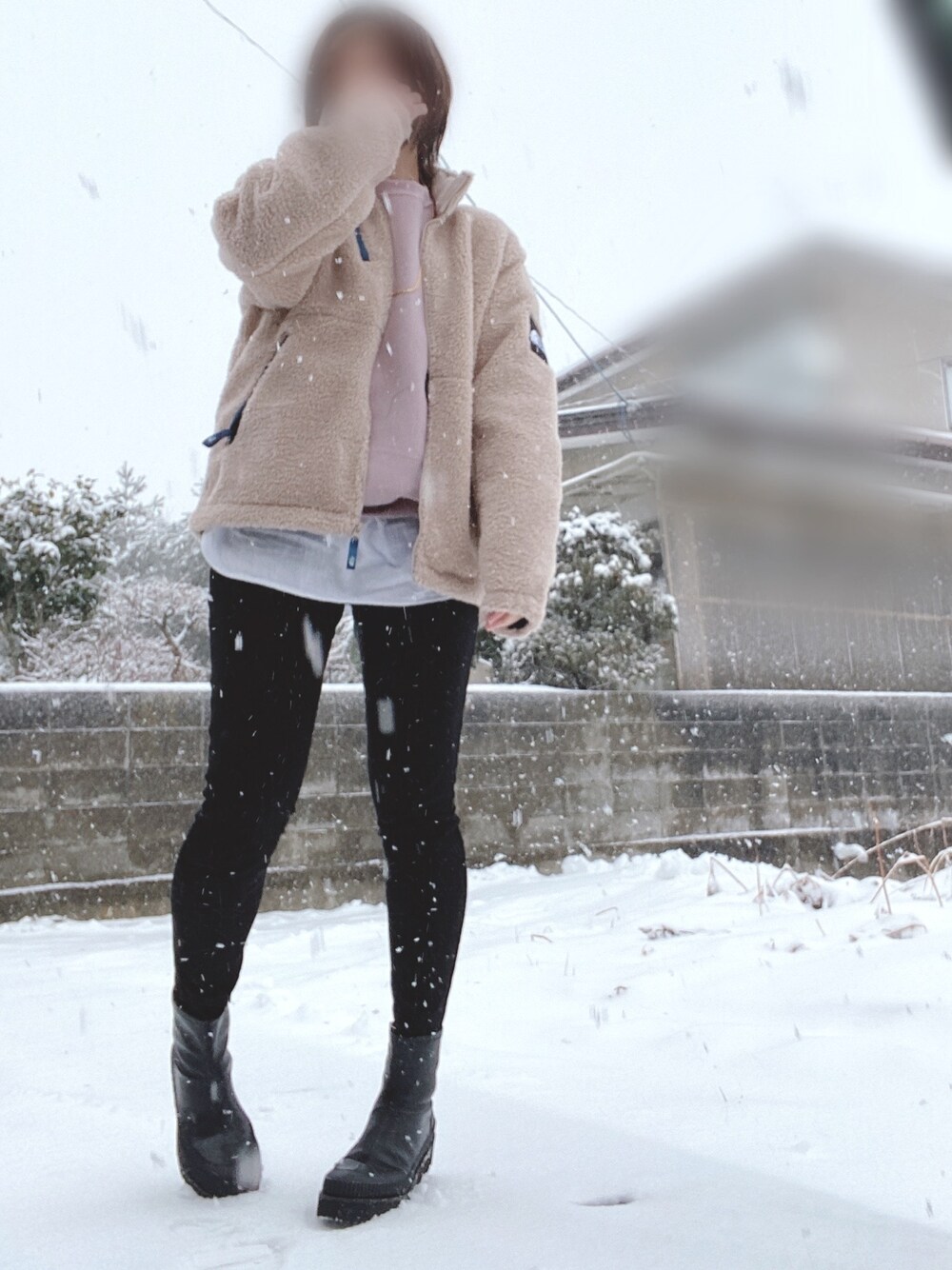 「大人カジュアル、シンプル、スエット、くすみピンク、雪の日、ショートヘア、おしゃれさんと繋がりたい」｜「THE NORTH FACEの【2020AW 先行予約】【THE NORTH FACE】 ザ・ノース・フェイス RIMO FLEECE JACKET ボア ジャケット（ブルゾン、ベージュ系）」を使った、midoriさん（レディース・165cm）の冬コーディネートの1枚目の写真
