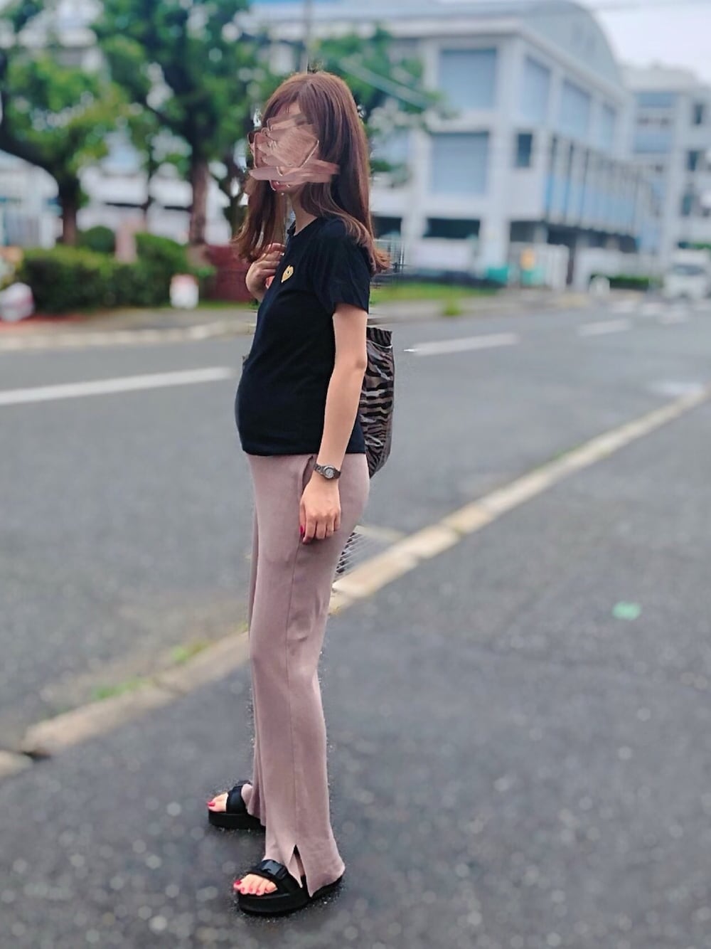 ブラック系のTシャツ/カットソー、グレー系のバッグ、グリーン系のサンダルを着用したレディースの夏コーディネートの1枚目の写真
