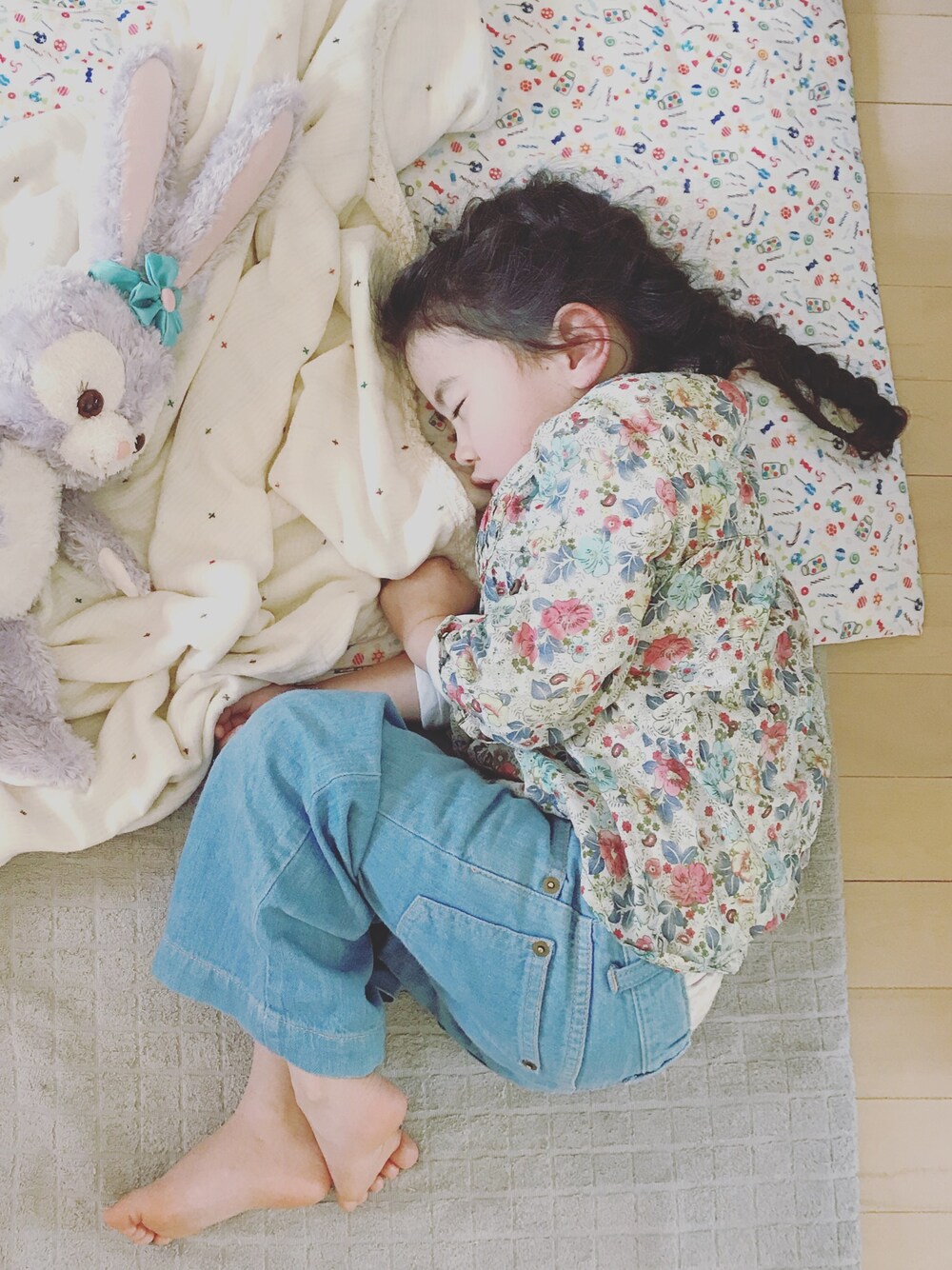 「キッズファッション、女の子、カジュアルコーデ、こどもコーデ、デニムパンツ、花柄ブラウス、ステラ・ルー、昼寝、みつあみ」｜「ZARA KIDSのアイテム（シャツ/ブラウス、その他）」を使った、mimiさん（キッズ・100cm）の冬コーディネートの1枚目の写真