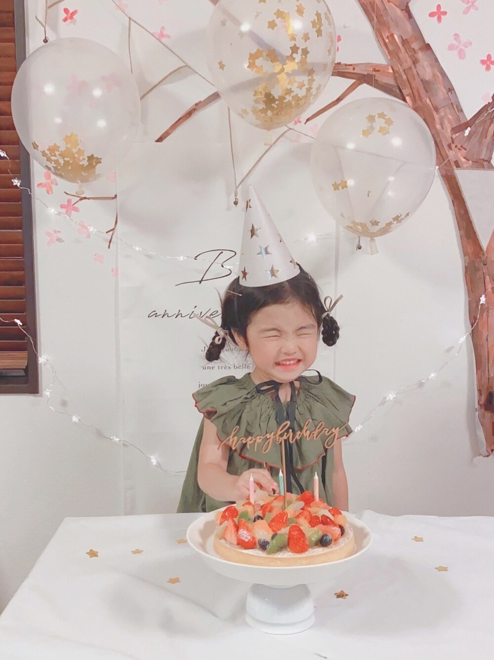 「夏コーデ、女の子コーデ、キッズコーデ、女の子、happybirthday、3歳、フリルトップス、PARTY」｜「DAISOのアイテム（帽子、ホワイト系）」を使った、mimiさん（キッズ・120cm）の春コーディネートの1枚目の写真