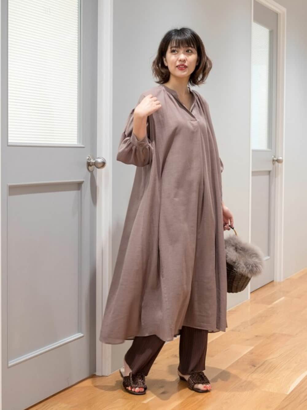 ブラウン系のサンダル、ブラウン系のワンピース、ブラウン系のその他パンツを着用したレディースの夏コーディネートの1枚目の写真