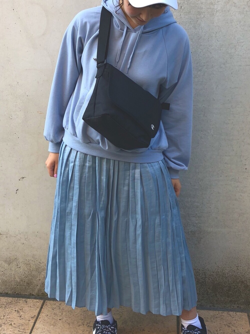 「girl」｜「ehka sopoのアイテム（パーカー、ブルー系）」を使った、MIKUさん（レディース・155cm）の春コーディネートの1枚目の写真