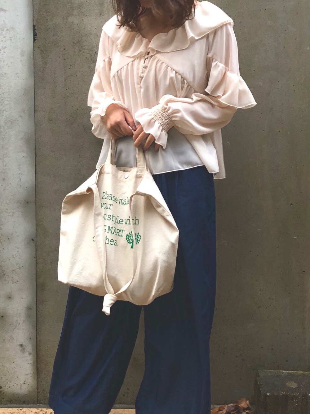 「デニムパンツ」｜「NICE CLAUPのアイテム（シャツ/ブラウス、ベージュ系）」を使った、MIKUさん（レディース・155cm）の夏コーディネートの1枚目の写真