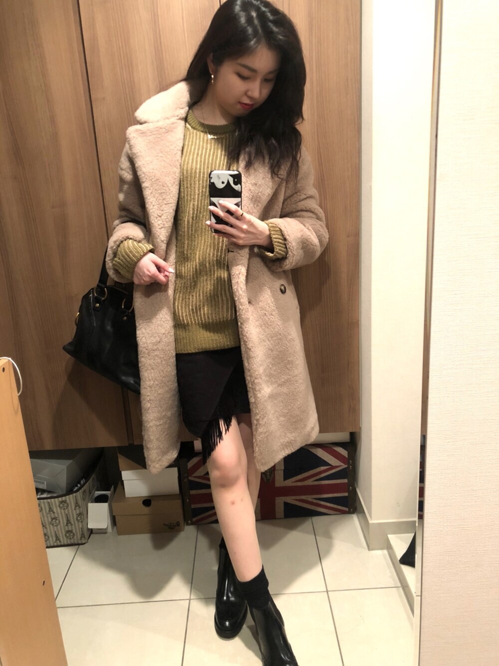 「ボアコート、カーキニット、ミニスカート、フリンジスカート、カーキ×ピンク、フープピアス、サイドゴアブーツ、seebychloe、church's、銀ぶら」｜「PROPORTION BODY DRESSINGのボアコート（その他アウター、ベージュ系）」を使った、Chiemi.さん（レディース・163cm）の冬コーディネートの1枚目の写真