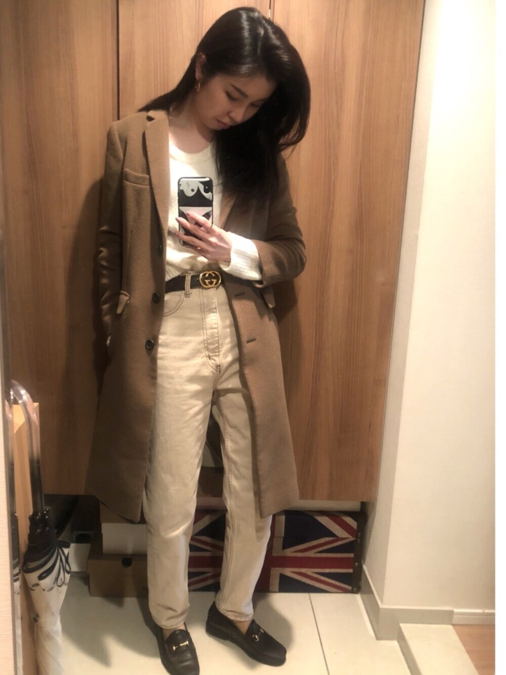 「ホワイトコーデ、vintage style、vintage item、GUCCIベルト、CAMINANDO、shinzone別注、caminando×shinzone、ホワイトデニム、チェスターコート、ローファー」｜「SHARE PARKの【VERY別注カラーあり】ショートビーバー ロングチェスターコート（チェスターコート、グリーン系）」を使った、Chiemi.さん（レディース・163cm）の冬コーディネートの1枚目の写真