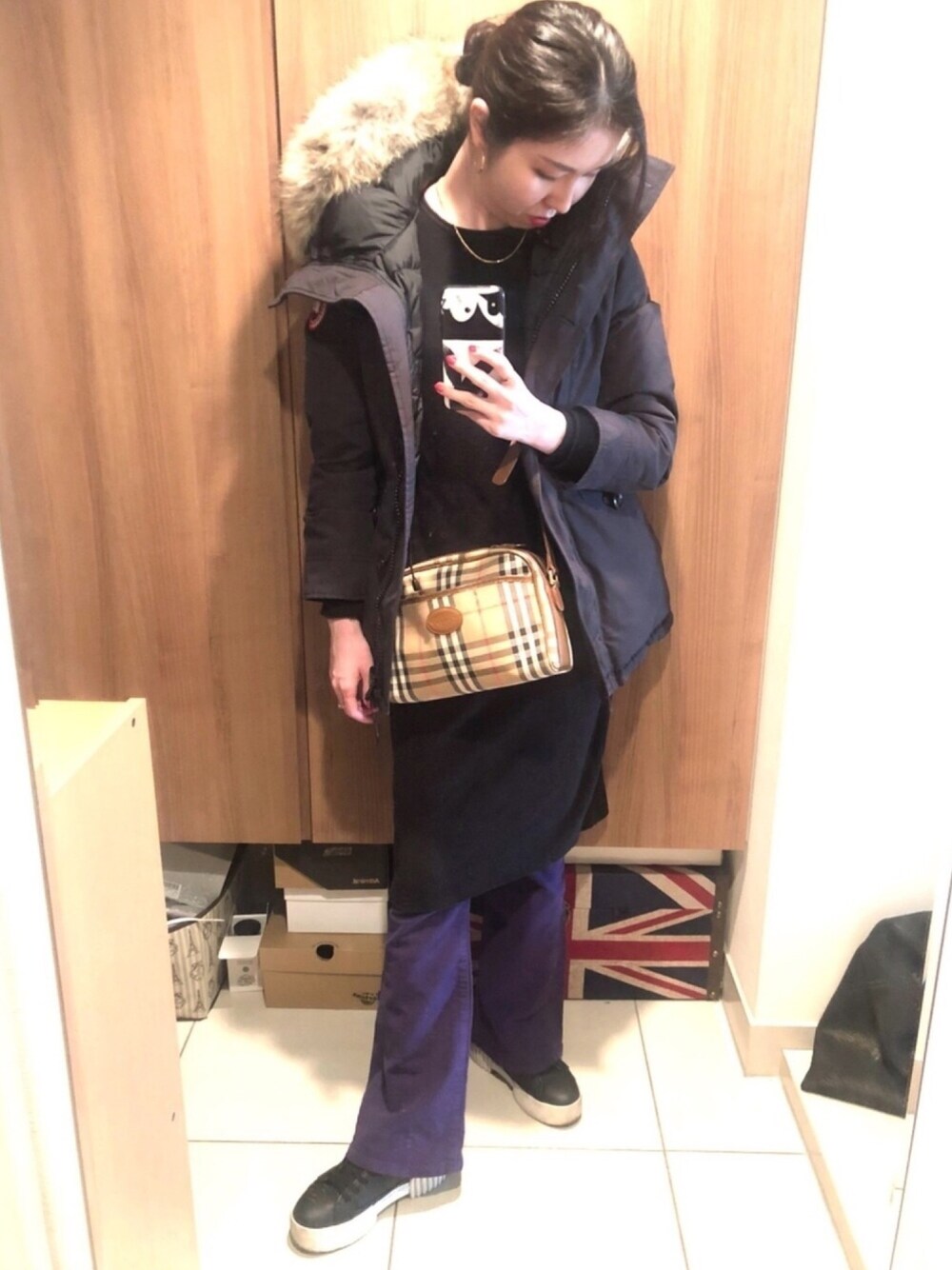 「ダウンコート、GUコーデ、リブニットワンピ、フレアパンツ、ベルボトム、RED CARD、beams別注、厚底スニーカー、burberry、地元コーデ」｜「BURBERRYのアイテム（ショルダーバッグ、ブラウン系）」を使った、Chiemi.さん（レディース・163cm）の冬コーディネートの1枚目の写真