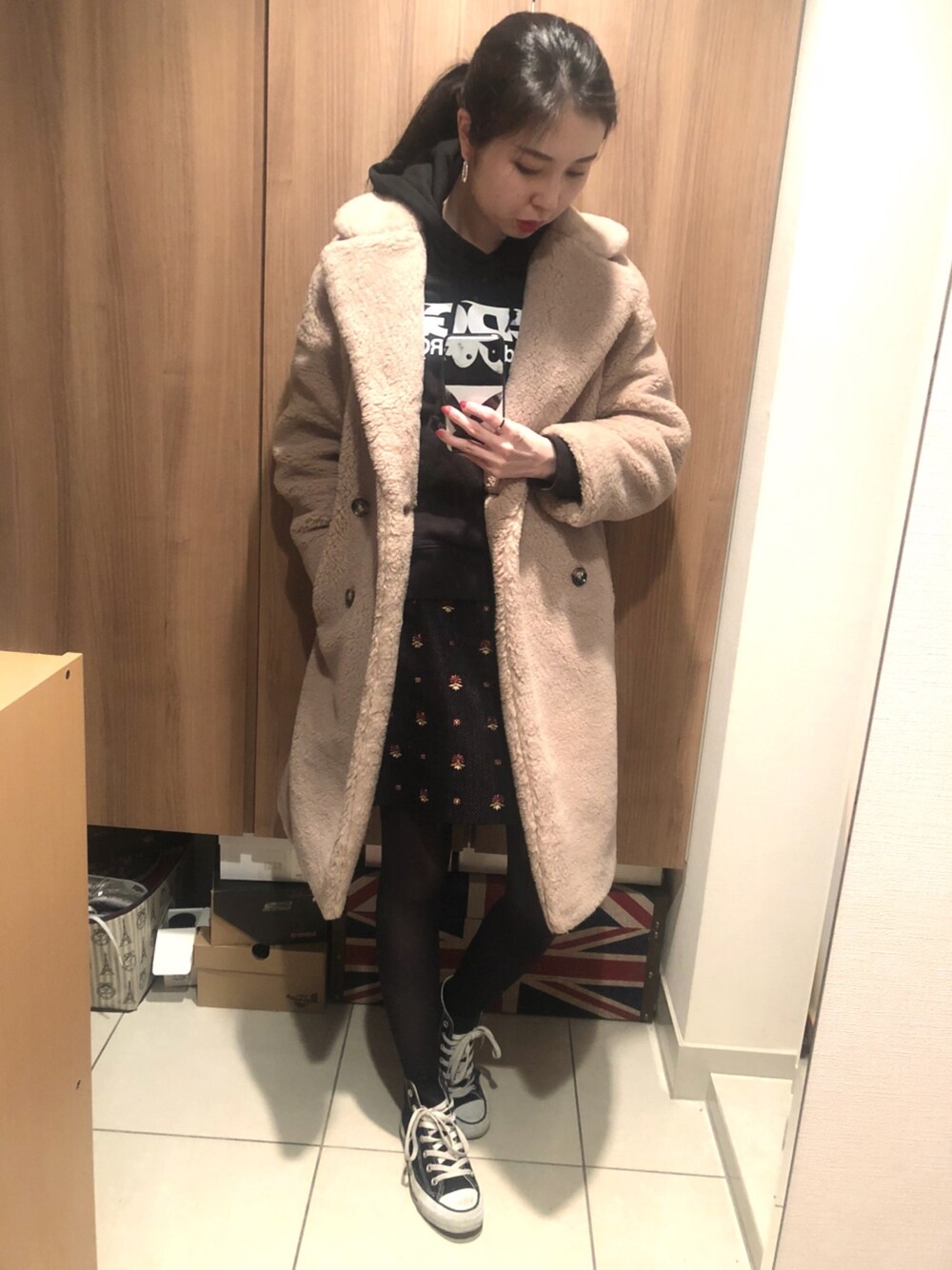 「CDG、パーカーコーデ、ボアコート、ミニスカート、台形ミニ、スニーカーコーデ、パーカー×スカート、ストリートMIX、オルチャンファッション、韓国風コーデ」｜「PROPORTION BODY DRESSINGのボアコート（その他アウター、ベージュ系）」を使った、Chiemi.さん（レディース・163cm）の冬コーディネートの1枚目の写真