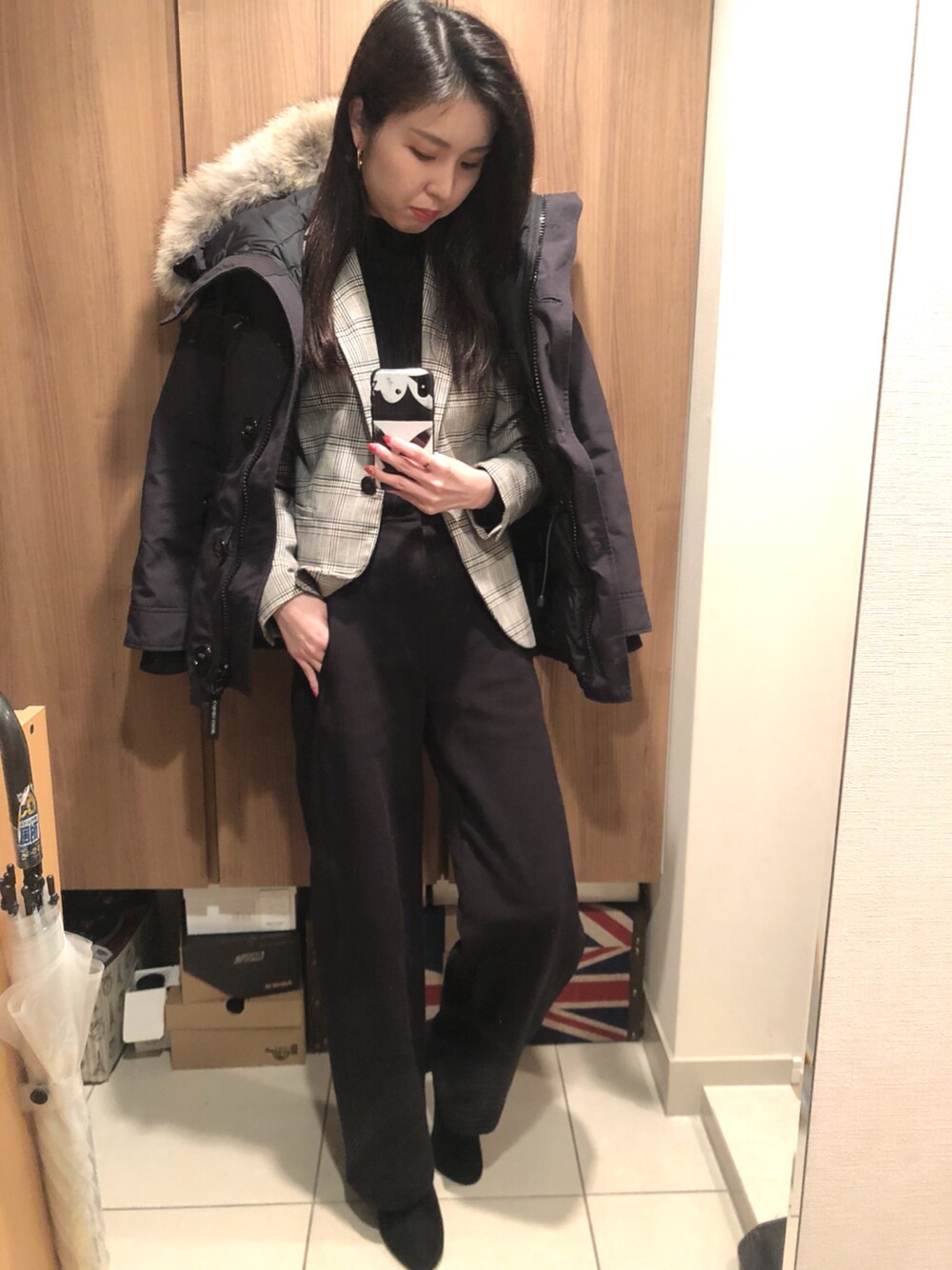 「大人コーデ、パンツスタイル、きれいめカジュアル、オールブラック、JKコーデ、ZARA、カーブパンツ、上下UNIQLO、ユニクロコーデ、チェック柄」｜「ZARAのアイテム（テーラードジャケット、グレー系）」を使った、Chiemi.さん（レディース・163cm）の冬コーディネートの1枚目の写真