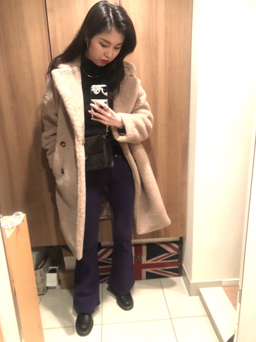 「ボアコート、パープルコーデ、フレアパンツ、RED CARD、Dr.Martens、8ホール、chanel、チェーンバッグ、ハイネックニット、オトナカジュアル」｜「PROPORTION BODY DRESSINGのボアコート（その他アウター、ベージュ系）」を使った、Chiemi.さん（レディース・163cm）の冬コーディネートの1枚目の写真