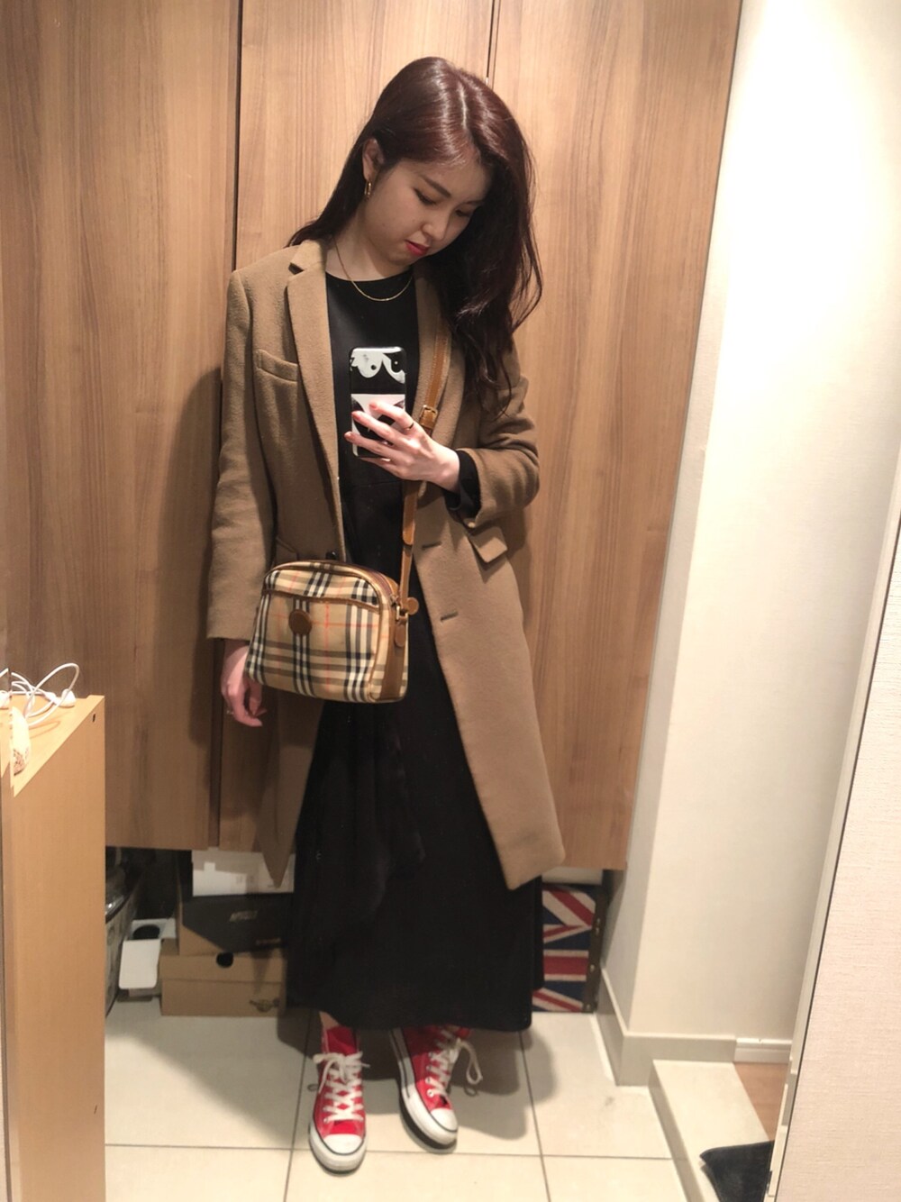 「スニーカーコーデ、休日スタイル、ワンピース、ワンピース×スニーカー、コンバース ハイカット、差し色(赤)、チェスターコート、ラクチンコーデ、burberry、ショルダーバッグ」｜「BURBERRYのアイテム（ショルダーバッグ、ブラウン系）」を使った、Chiemi.さん（レディース・163cm）の冬コーディネートの1枚目の写真