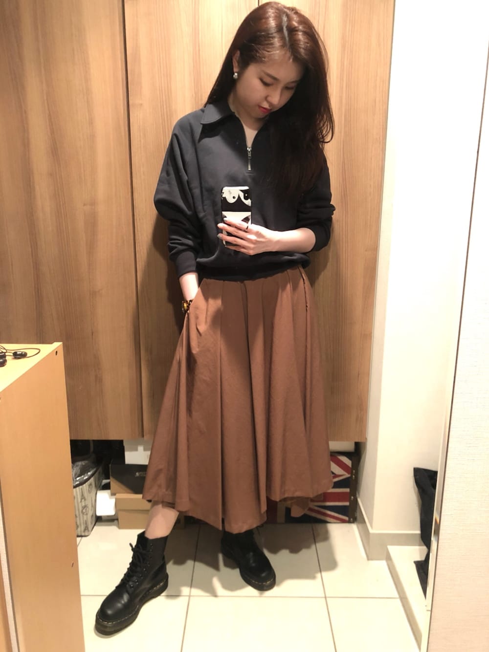 「ユニクロU、UNIQLO U、ハーフジップ、ハーフジップスウェット、変形スカート、アシンメトリースカート、アシメスカート、アシメ、Dr.Martens、マーチン」｜「N.O.R.Cのイレギュラーヘムミディスカート（スカート、ブラウン系）」を使った、Chiemi.さん（レディース・163cm）の春コーディネートの1枚目の写真