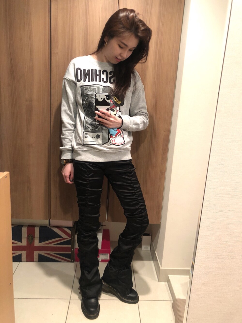「H&M MOSCHINO、MOSCHINO、ミッキースウェット、viavanda、ロングパンツ、Dr.Martens、マーチン、8ホール、ロッカーの彼女って言われた、不評だけど気に入ってる」｜「H&M MOSCHINOのアイテム（スウェット、グレー系）」を使った、Chiemi.さん（レディース・163cm）の春コーディネートの1枚目の写真