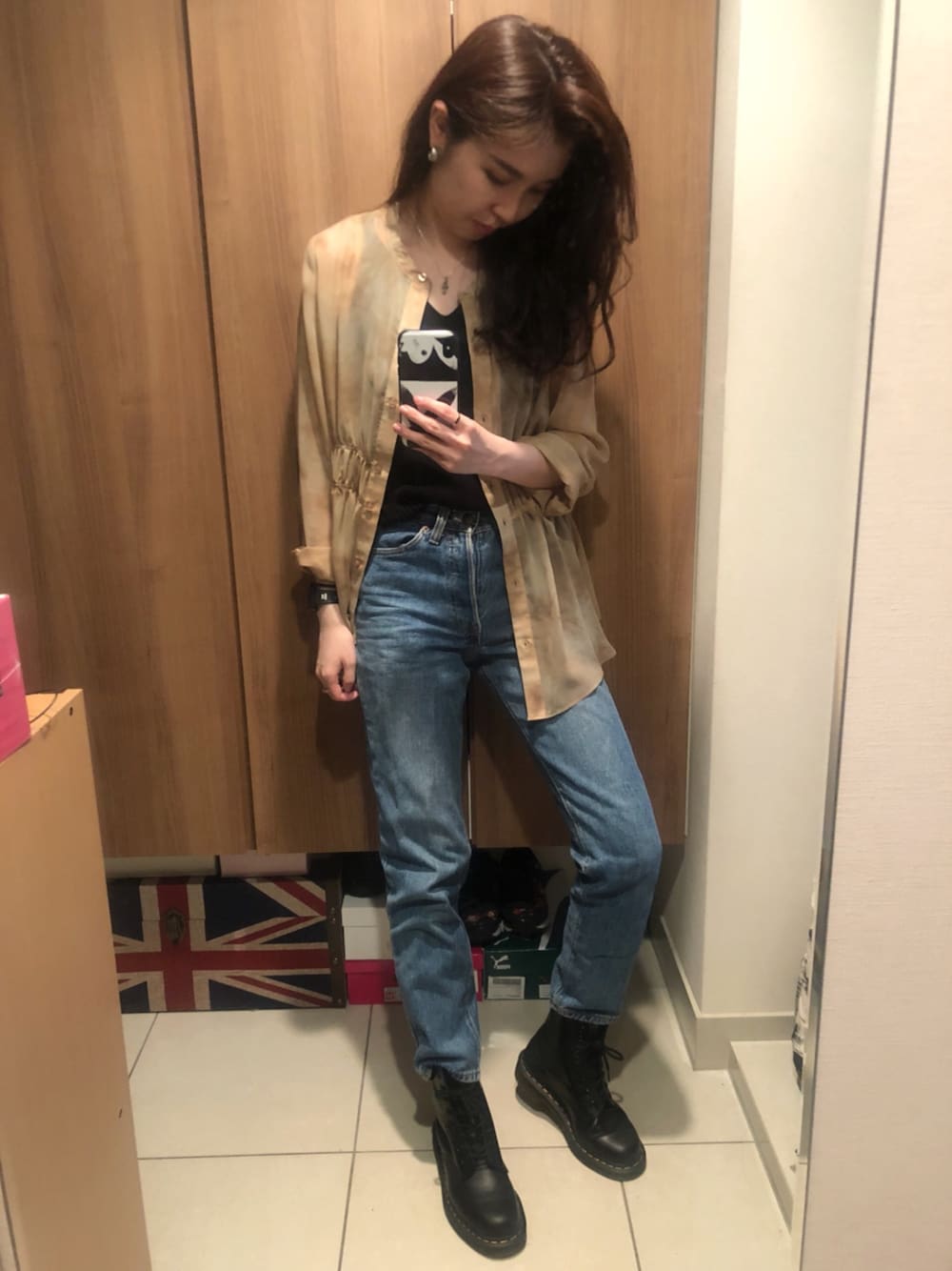 「透けトップス、透けシャツ、タイダイ柄、リブキャミ、デニムコーデ、ストレートデニム、雨の日コーデ、Chrome Hearts、Dr.Martens、Baby-G」｜「Levi'sのアイテム（デニムパンツ、ブルー系）」を使った、Chiemi.さん（レディース・163cm）の春コーディネートの1枚目の写真