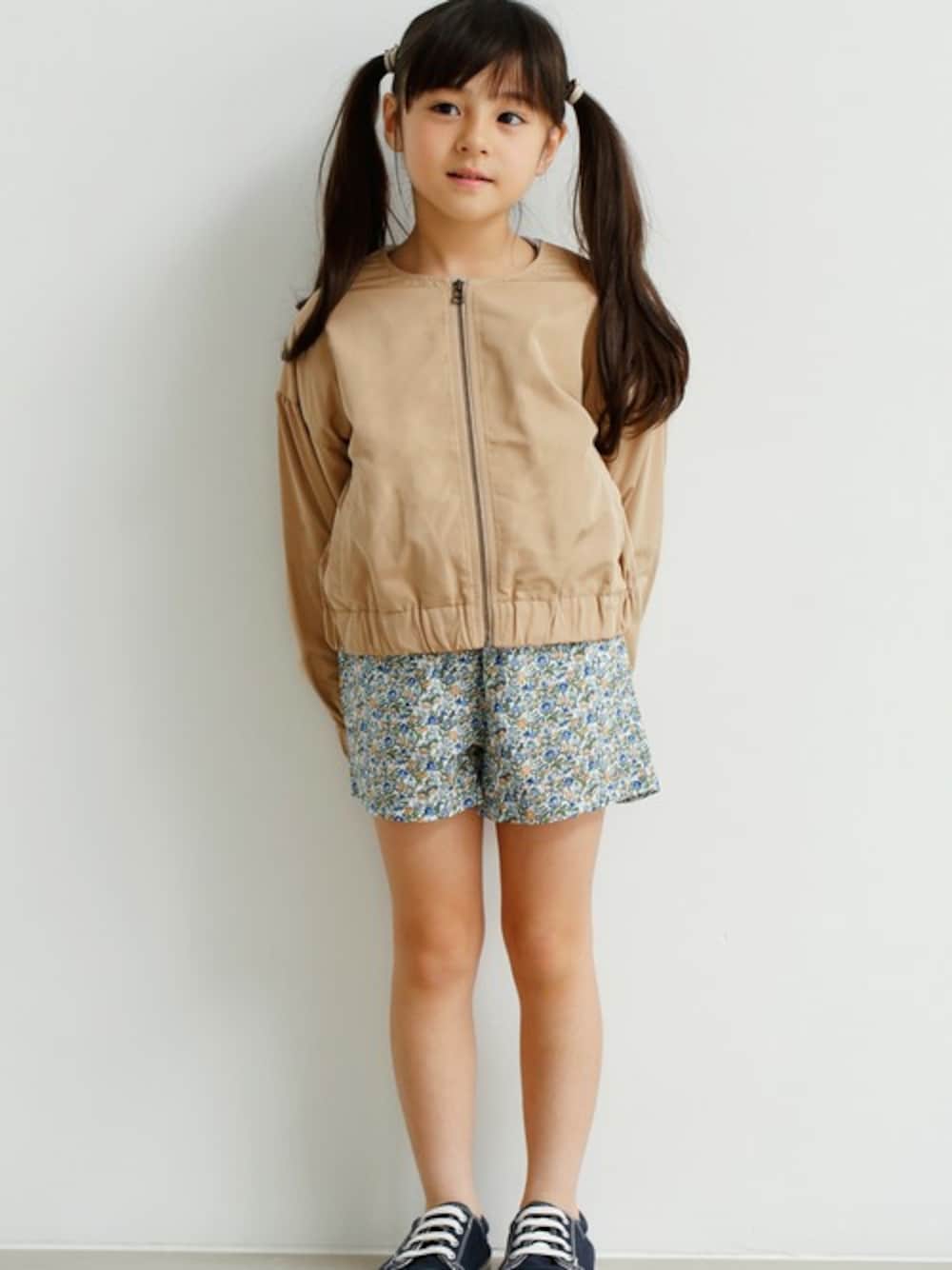 ベージュ系のブルゾン、グリーン系のその他パンツを着用したキッズの冬コーディネートの1枚目の写真