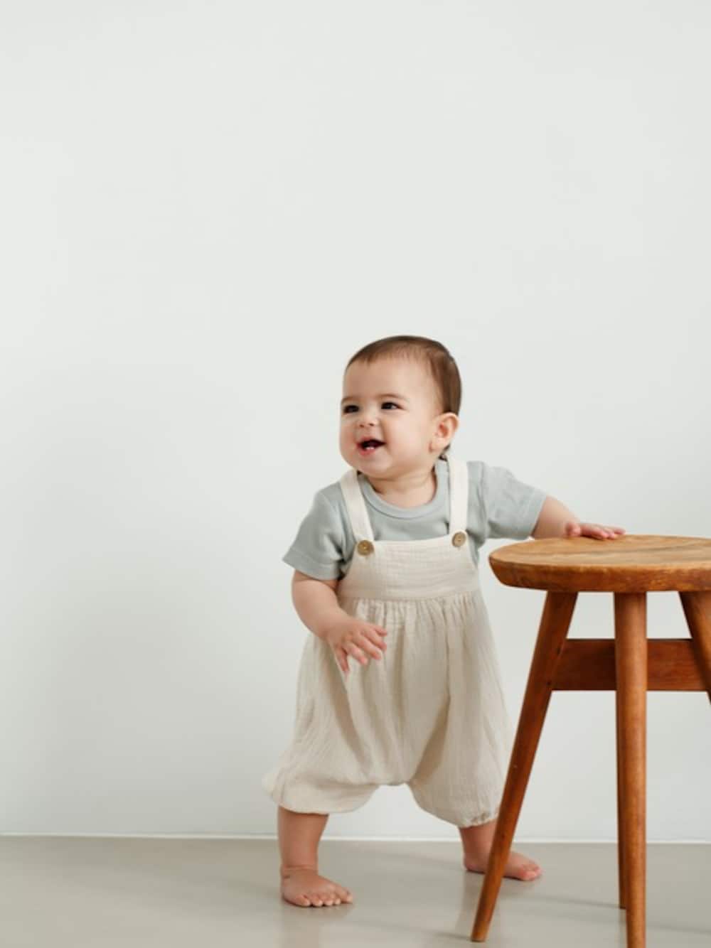 「サロペット、ベビー、つなぎ、オフホワイト、赤ちゃん、シンプルコーデ、春コーデ、おしゃれ、赤ちゃんコーデ、ニュアンスカラー」｜「D.fesenseの【D.fesense /ディーフェセンス】サロペット（サロペット/オーバーオール、ホワイト系）」を使った、DADWAYさん（キッズ・80cm）の冬コーディネートの1枚目の写真