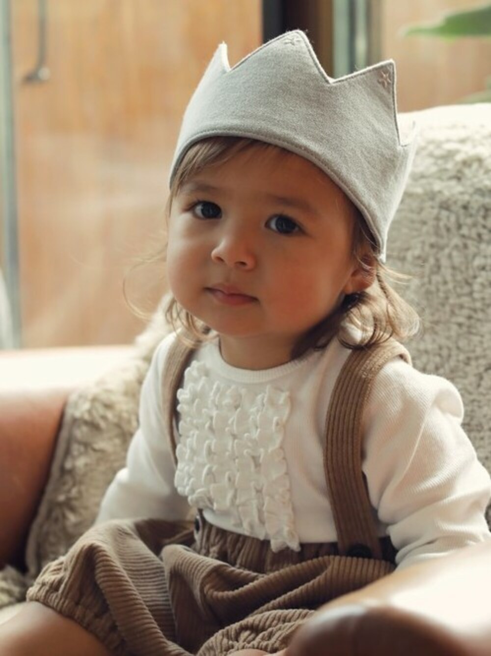 ホワイト系のTシャツ/カットソー、ベージュ系のその他ベビーウェア、グレー系のヘアバンドを着用したキッズの秋コーディネートの1枚目の写真