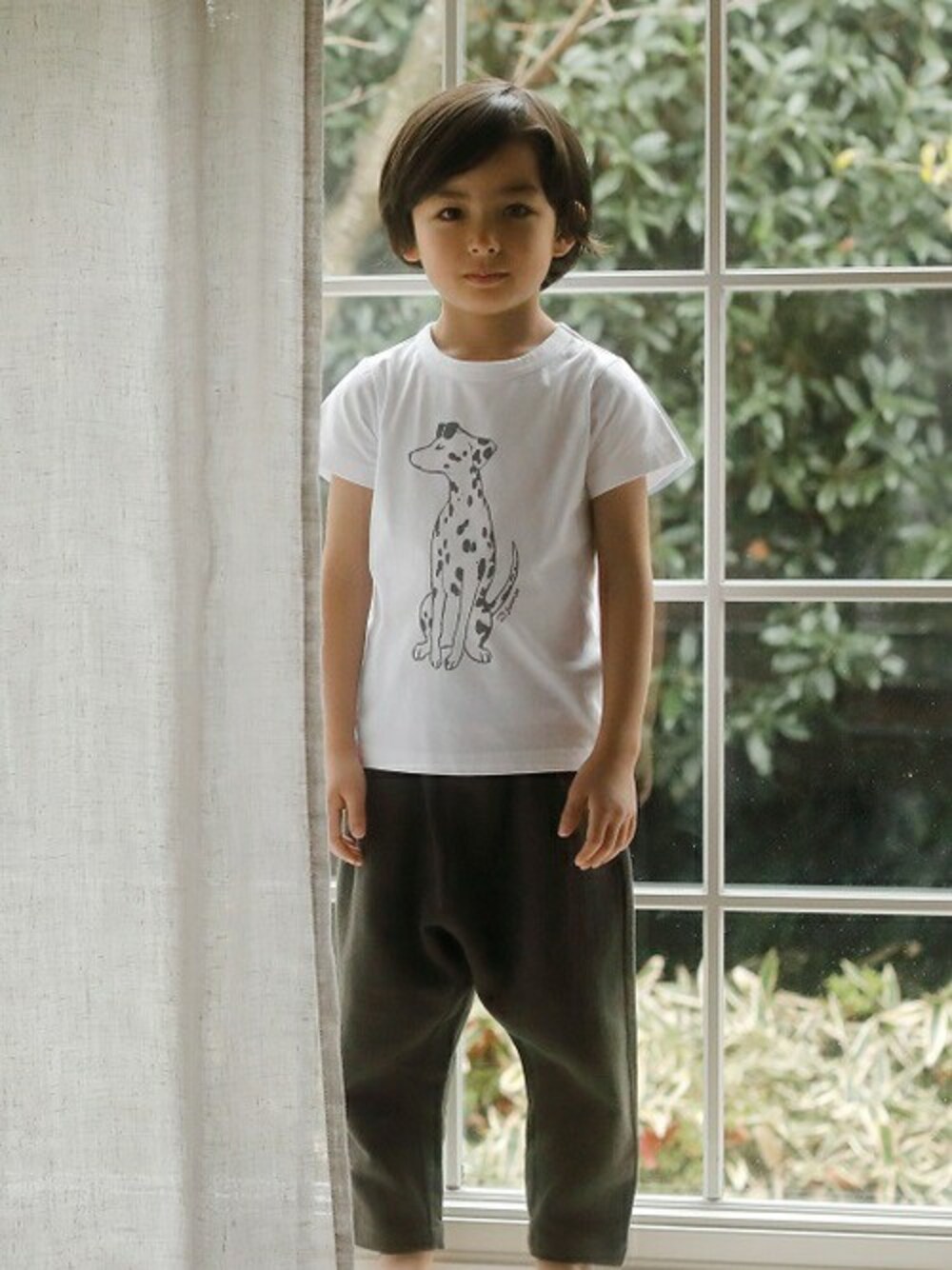 ホワイト系のTシャツ/カットソー、グリーン系のその他パンツを着用したキッズの春コーディネートの1枚目の写真