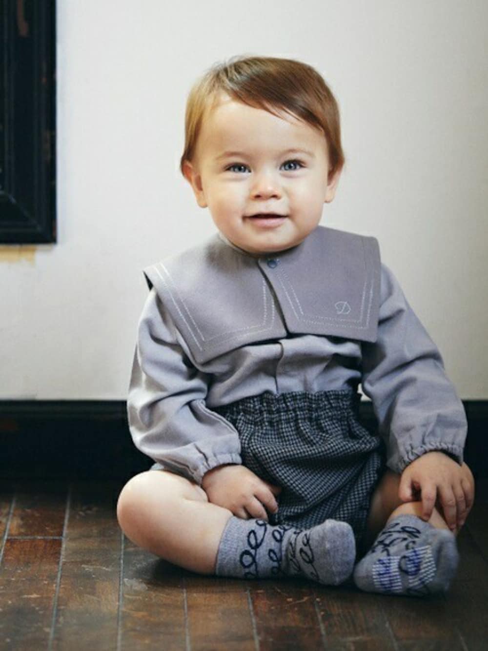 グレー系のその他ベビーウェアを着用したキッズの秋コーディネートの1枚目の写真