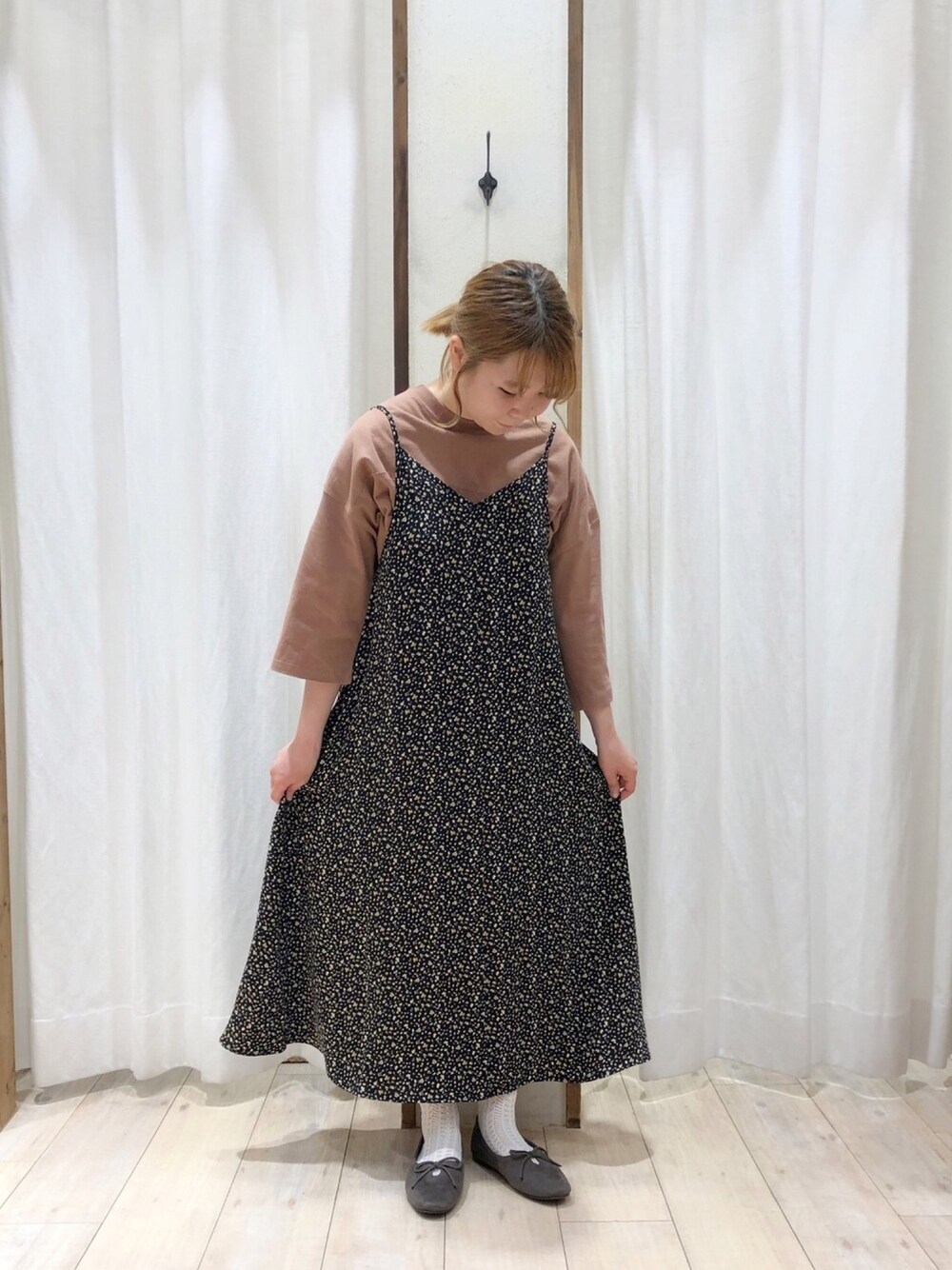 「キャミワンピ、花柄、ラクチンコーデ」｜「Samansa Mos2 blueのビッグフットボールTee（Tシャツ/カットソー、ブラウン系）」を使った、ひきださん（レディース・157cm）の秋コーディネートの1枚目の写真