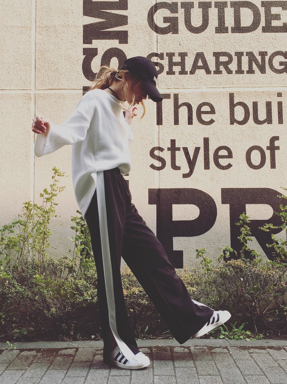 「スポーティ、ラインパンツ、ワイドパンツ、サイドスリット、ラクチンコーデ、春、モノトーン、adidas、キャップ」｜「BROSS BROSSのアイテム（キャップ、ブラック系）」を使った、階上実穂さん（レディース・158cm）の春コーディネートの1枚目の写真