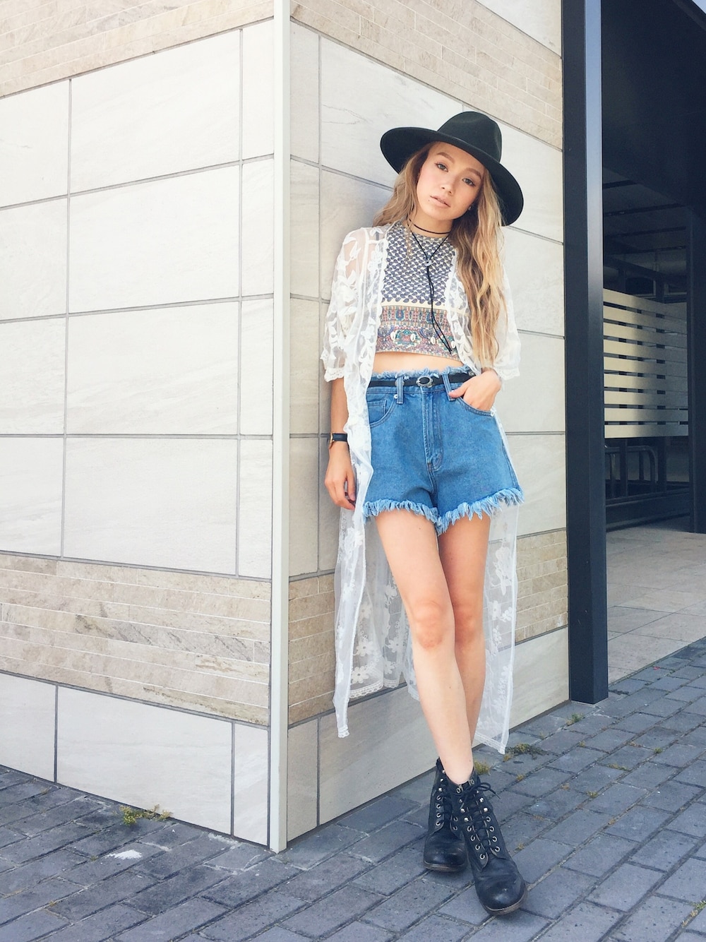 「夏、フェススタイル、レースガウン、フリンジ、ショーパン、レースアップシューズ、カジュアル」｜「FOREVER21のアイテム（ハット、グリーン系）」を使った、階上実穂さん（レディース・158cm）の夏コーディネートの1枚目の写真