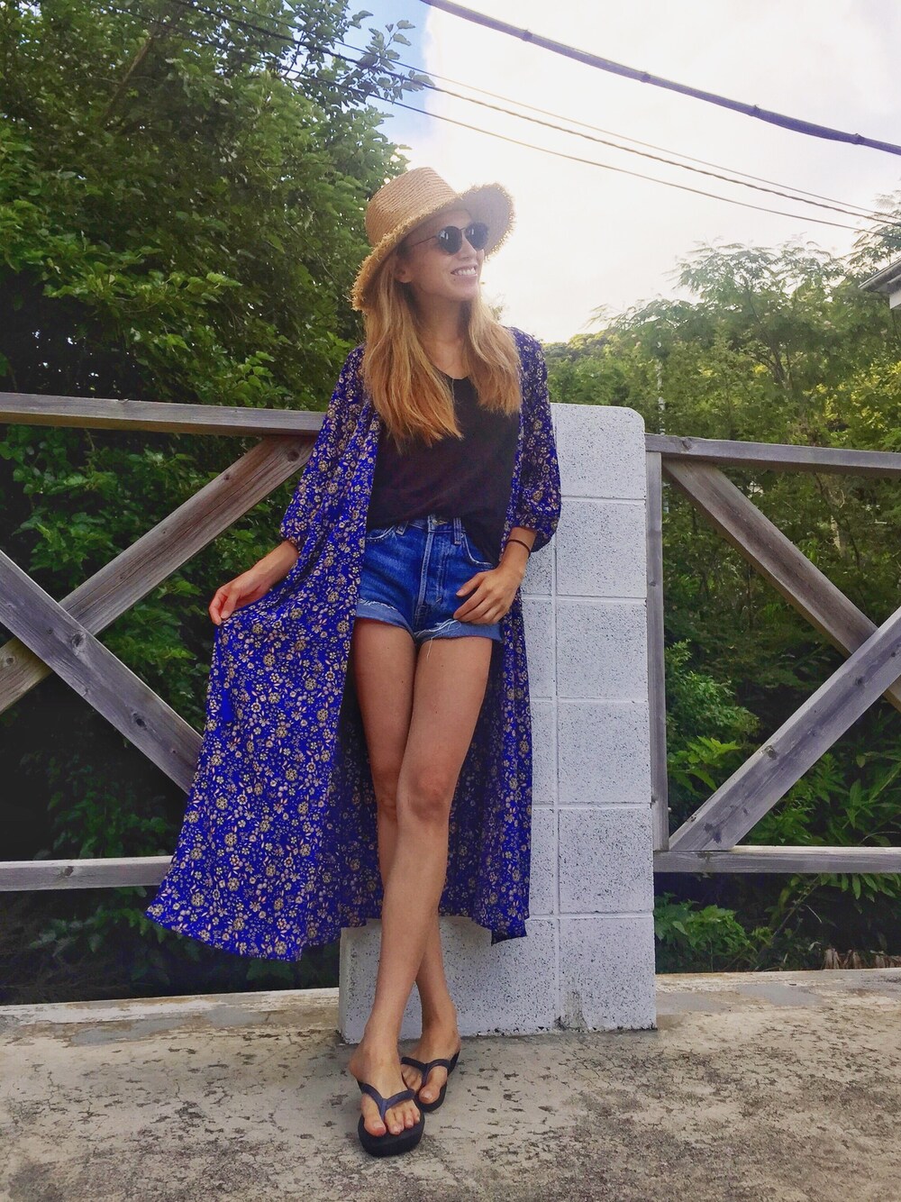 「夏、海コーデ、花柄、ガウン、ショートパンツ、むぎわら帽子、カジュアル、summer、ラフコーデ」｜「Ray BEAMSのRay BEAMS / ラフィアフリンジ HAT（ハット、ベージュ系）」を使った、階上実穂さん（レディース・158cm）の夏コーディネートの1枚目の写真