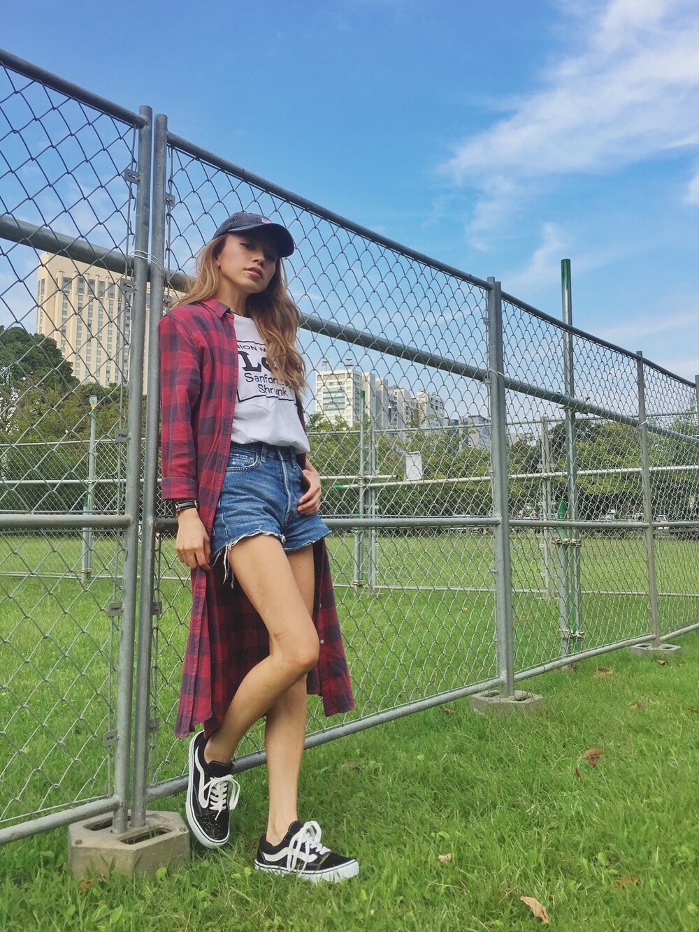 「秋コーデ、カジュアルコーデ、チェックシャツ、シャツワンピ、ラフ、LEE、白Tシャツ、ショーパン、スニーカー、VANS」｜「Jack'n da Boxのアイテム（キャップ、グレー系）」を使った、階上実穂さん（レディース・158cm）の秋コーディネートの1枚目の写真