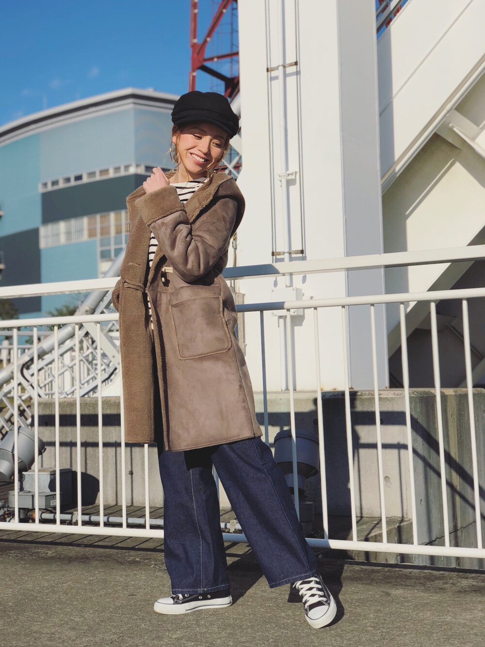「カジュアルコーデ、大人カジュアル、秋冬コーデ、オトナ女子、もこもこ、ムートンコート、ボーダー、スニーカー、コンバース、きれいめカジュアル」｜「Auntie Rosa Holidayのアイテム（キャスケット、ブラック系）」を使った、階上実穂さん（レディース・158cm）の秋コーディネートの1枚目の写真