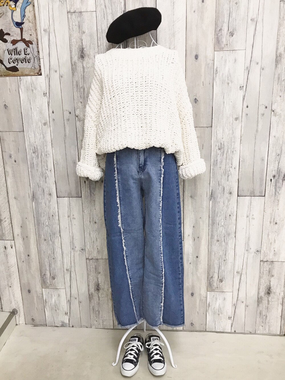 「大人カジュアル、サーフ、カジュアル、シンプルコーデ、モールニット、フリンジデニム、デニムパンツ、ラフ、着回しコーデ、ラクチンコーデ」｜「Sun Vivianのアイテム（ハンチング/ベレー帽、ブラック系）」を使った、階上実穂さん（レディース・158cm）の秋コーディネートの1枚目の写真