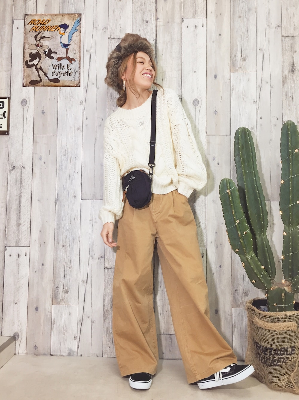 「大人カジュアル、オトナ女子、フライトキャップ、パイロットキャップ、ケーブルニット、着回しコーデ、チノパン、メンズライク、VANS、ボディバッグ」｜「Sun Vivianのアイテム（ニット/セーター、ホワイト系）」を使った、階上実穂さん（レディース・158cm）の冬コーディネートの1枚目の写真