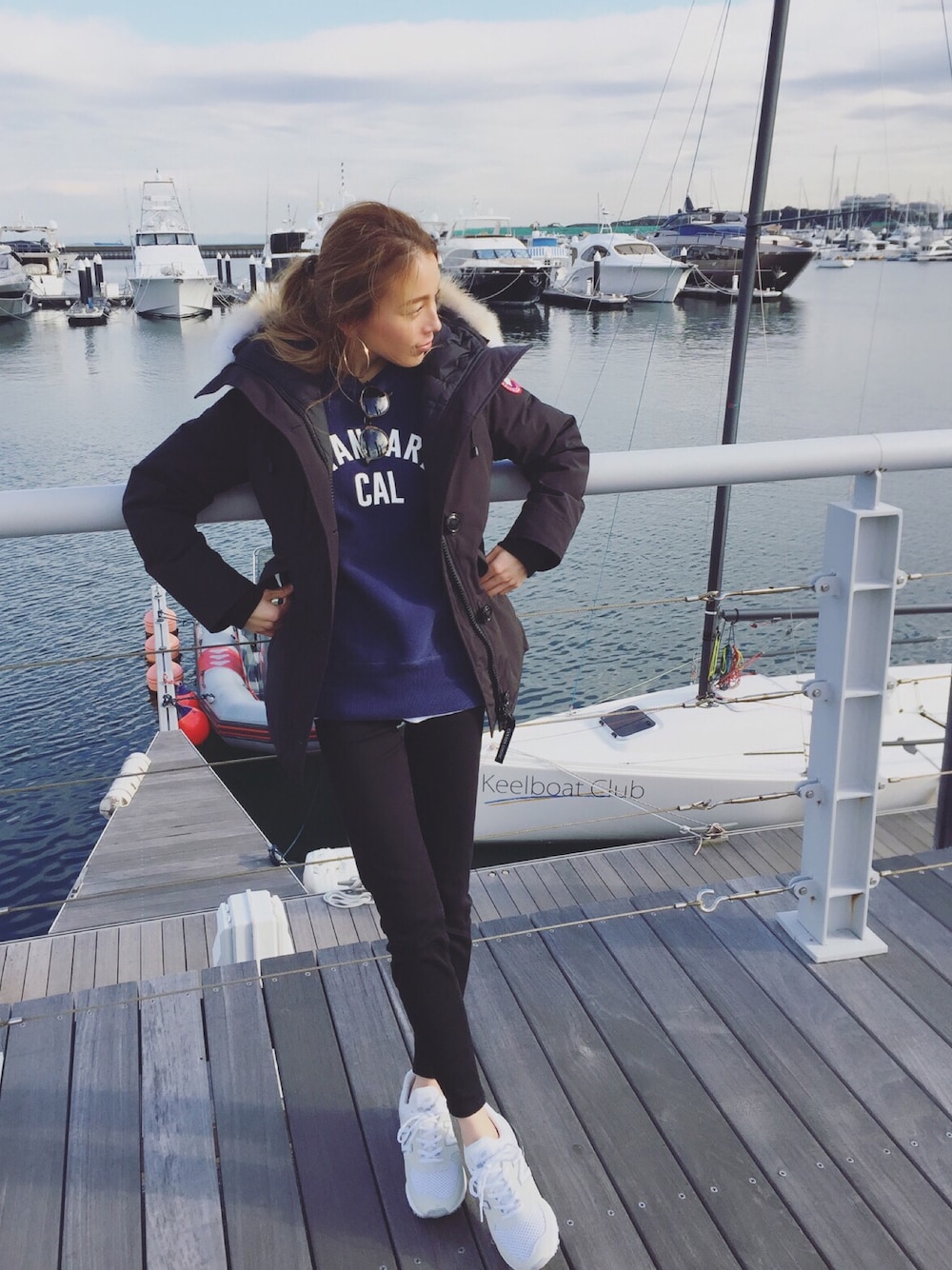 「大人カジュアル、ダウンジャケット、CANADA GOOSE、スウェット、Champion、パンツスタイル、黒スキニー、New Balance、スポーツミックス、ラフ」｜「CANADA GOOSEのCANADA GOOSE/カナダグース CHARLOTTE PARKA/シャーロット（ダウンジャケット/コート、ブラック系）」を使った、階上実穂さん（レディース・158cm）の春コーディネートの1枚目の写真