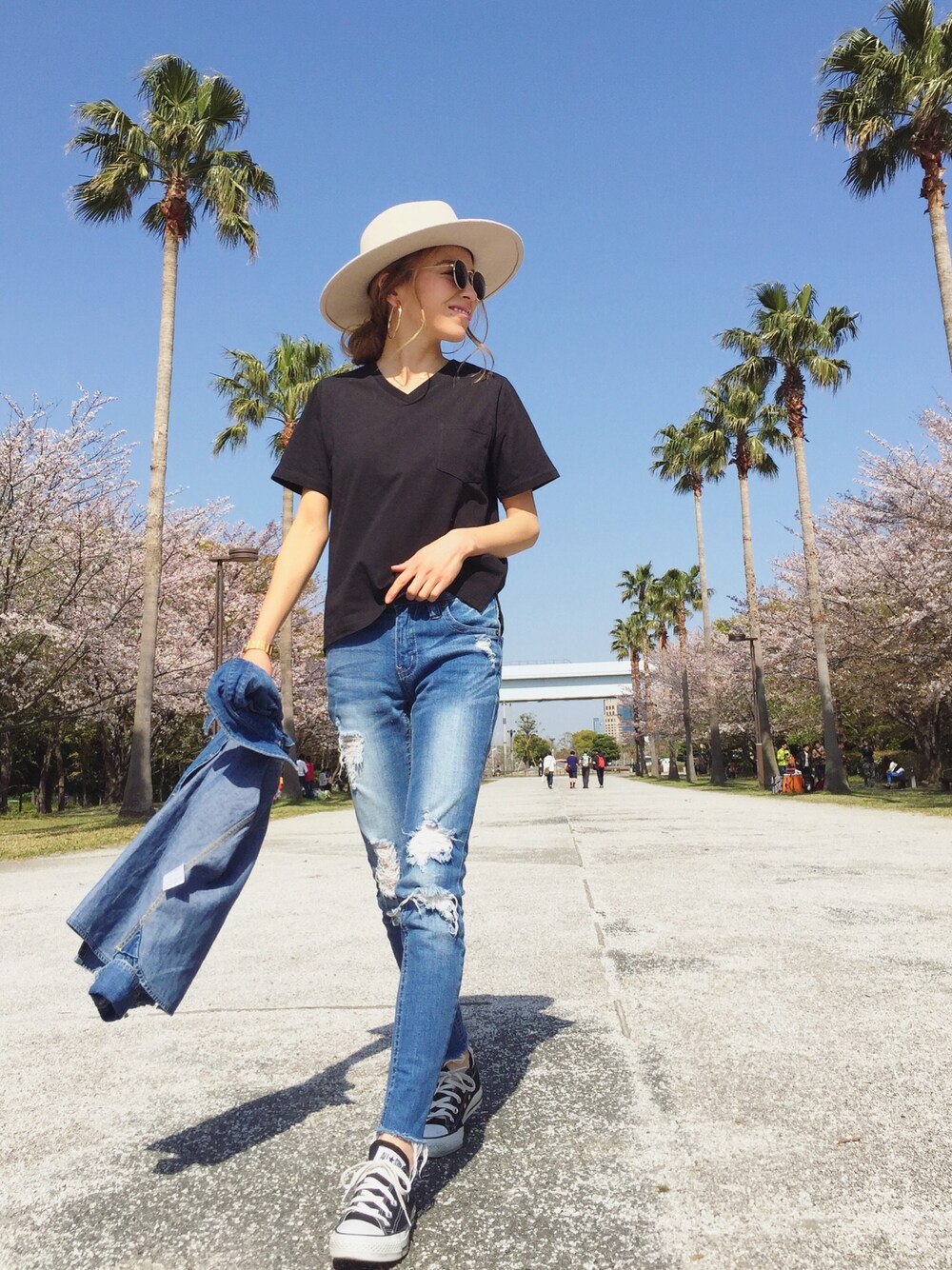 「spring、春コーデ、サーフ、カジュアル、大人カジュアル、デニムオンデニム、ポケットＴシャツ、ブラック、デニム、converse」｜「Auntie Rosa Holidayのアイテム（ハット、ホワイト系）」を使った、階上実穂さん（レディース・158cm）の春コーディネートの1枚目の写真