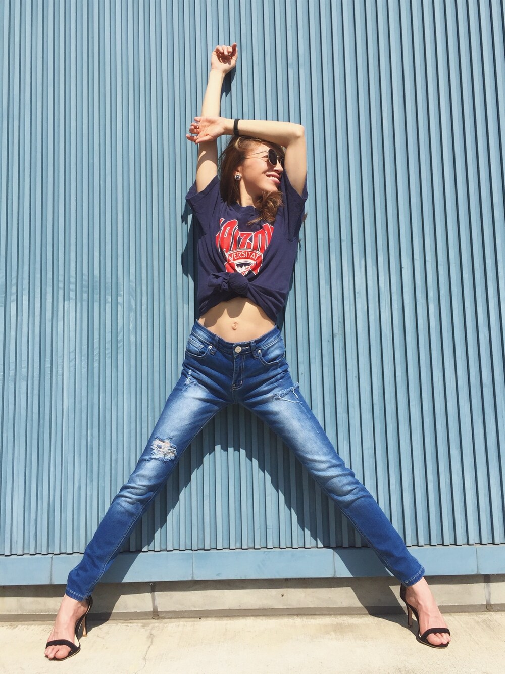 ブルー系のTシャツ/カットソー、ブルー系のデニムパンツ、ブラック系のサンダルを着用したレディースの春コーディネートの1枚目の写真