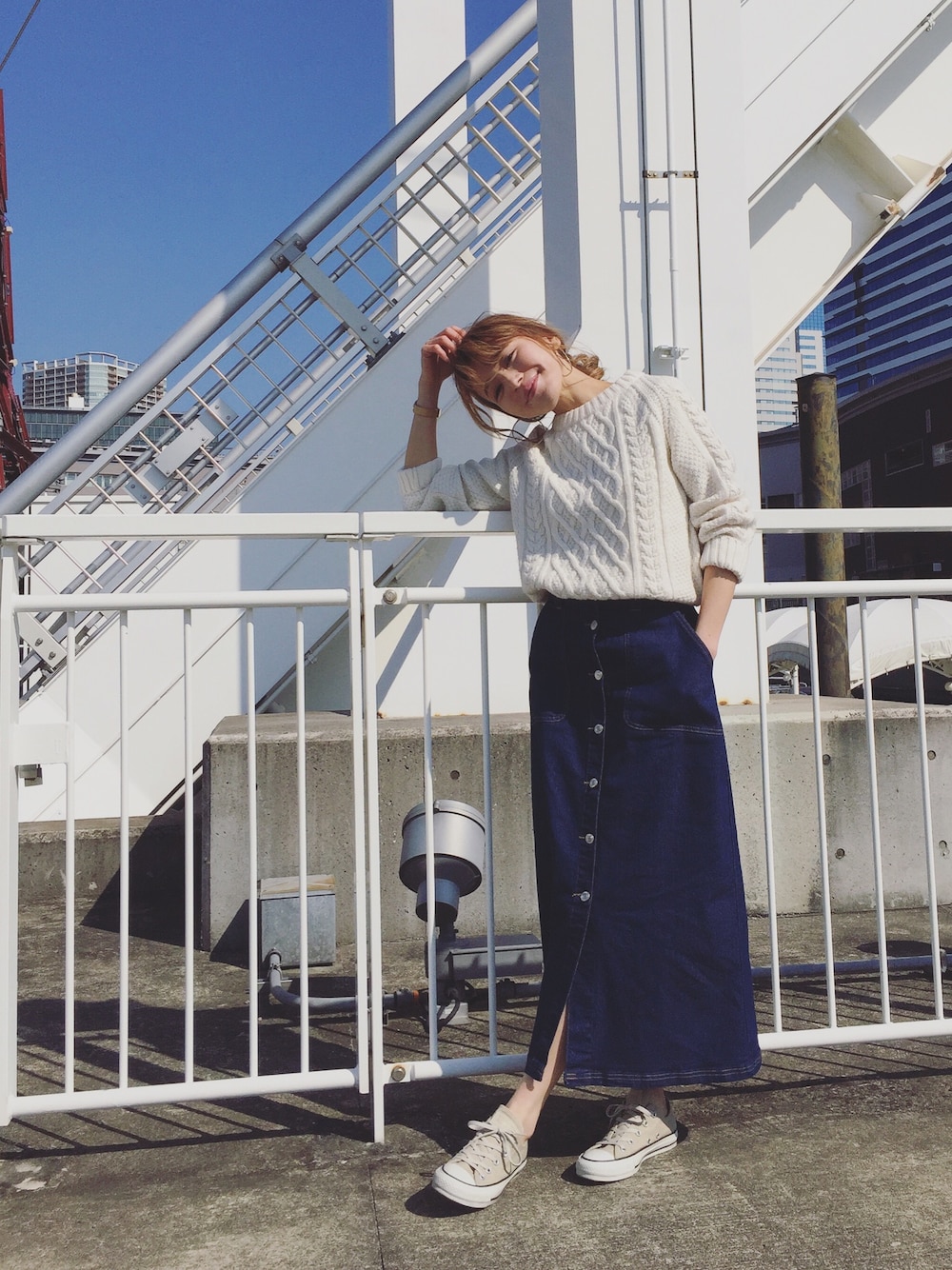 「春コーデ、シンプルコーデ、大人カジュアル、オトナ女子、ラフ、ケーブルニット、デニムスカート、ロングスカート、デート、converse」｜「GUのアイテム（ニット/セーター、ホワイト系）」を使った、階上実穂さん（レディース・158cm）の春コーディネートの1枚目の写真
