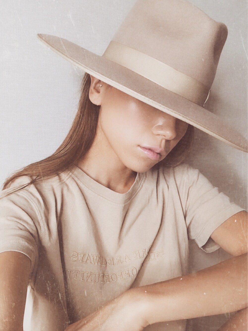 「オトナ女子、ベージュコーデ、シンプル、ロゴT、ZARA、ハット、lackofcolor、ワントーンコーデ、秋、休日スタイル」｜「ZARAのアイテム（Tシャツ/カットソー、ベージュ系）」を使った、階上実穂さん（レディース・158cm）の秋コーディネートの1枚目の写真