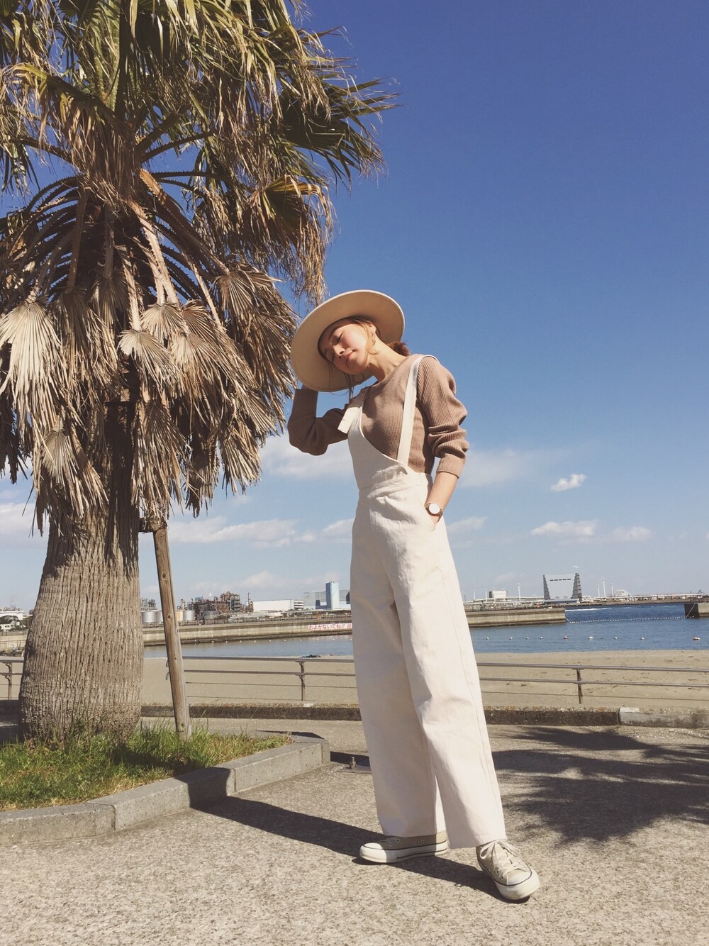 「春、オトナ女子、カジュアルコーデ、大人カジュアル、春コーデ、オールインワン、ワントーンコーデ、ラクチンコーデ、ホワイトコーデ、ベージュコーデ」｜「no brandのFELT HAT（ハット、その他）」を使った、階上実穂さん（レディース・158cm）の春コーディネートの1枚目の写真