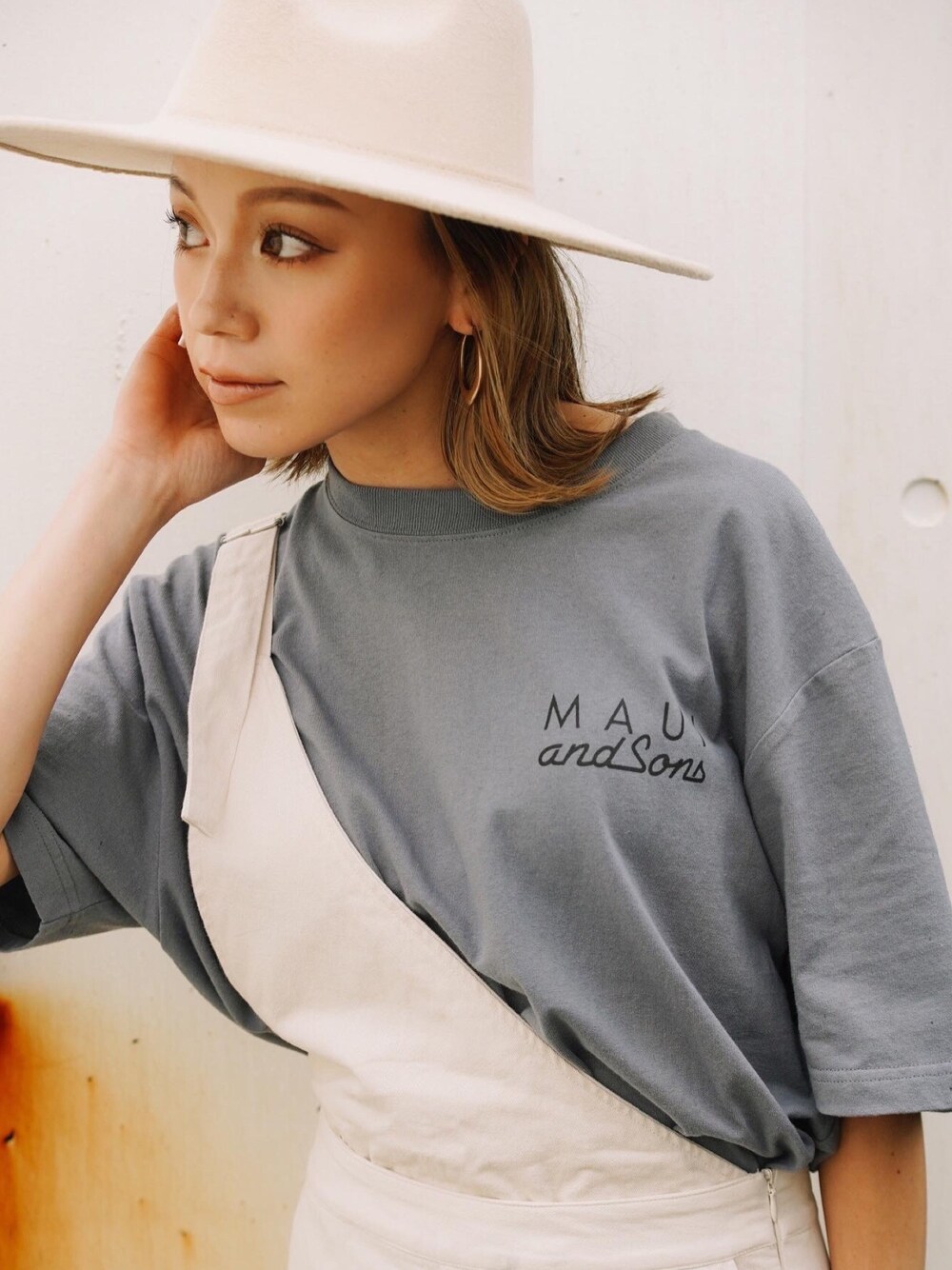 「オトナ女子、大人カジュアル、春コーデ、オーバーサイズ、Tシャツ、サロペット、オールインワン、サーフ、カジュアル、モノトーン」｜「no brandのFELT HAT（ハット、その他）」を使った、階上実穂さん（レディース・158cm）の春コーディネートの1枚目の写真