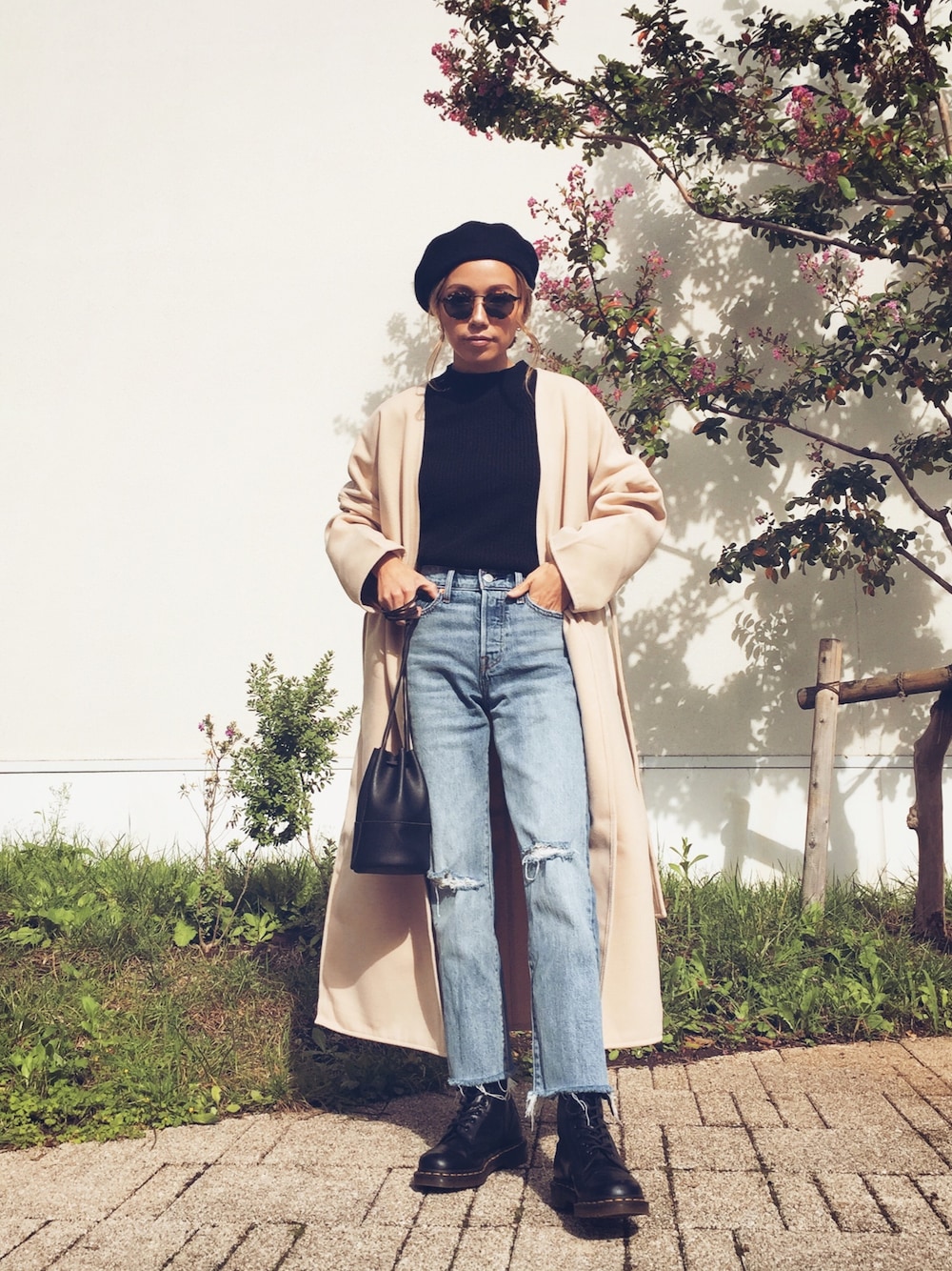 「秋冬コーデ、大人カジュアル、大人コーデ、秋のマイ旬スタイル、ロングコート、パンツスタイル、Levi's、古着MIX、きれいめカジュアル、オトナ女子」｜「Sun Vivianのアイテム（ハンチング/ベレー帽、ブラック系）」を使った、階上実穂さん（レディース・158cm）の秋コーディネートの1枚目の写真