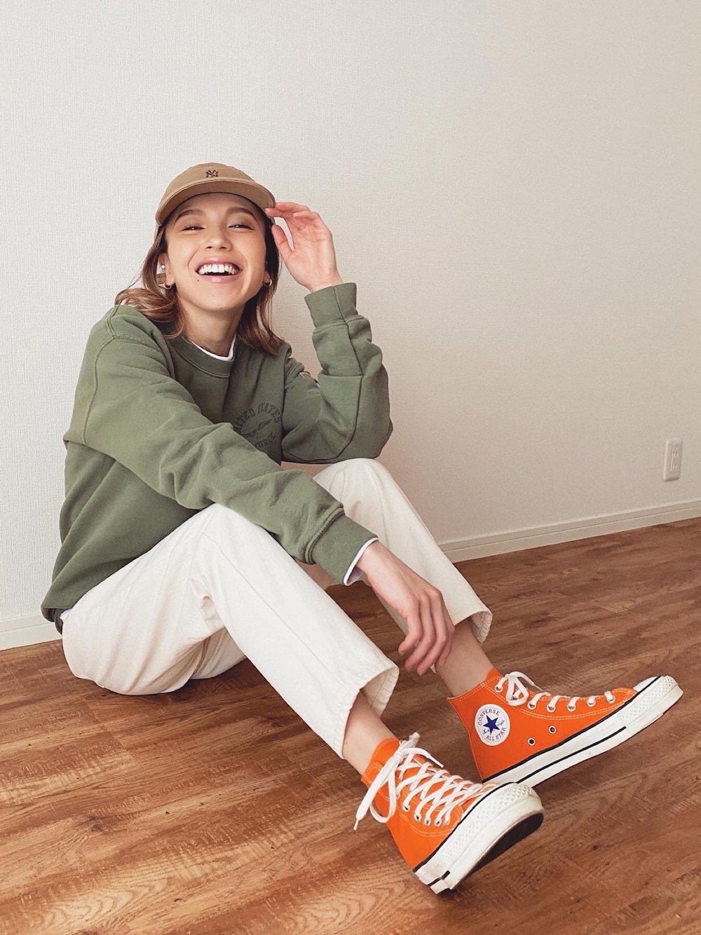 「秋コーデ、大人カジュアル、ラフ、スウェット、古着、テーパードパンツ、着回しコーデ、converse、オレンジ、ラクチンコーデ」｜「古着のアイテム（スウェット、グリーン系）」を使った、階上実穂さん（レディース・158cm）の春コーディネートの1枚目の写真
