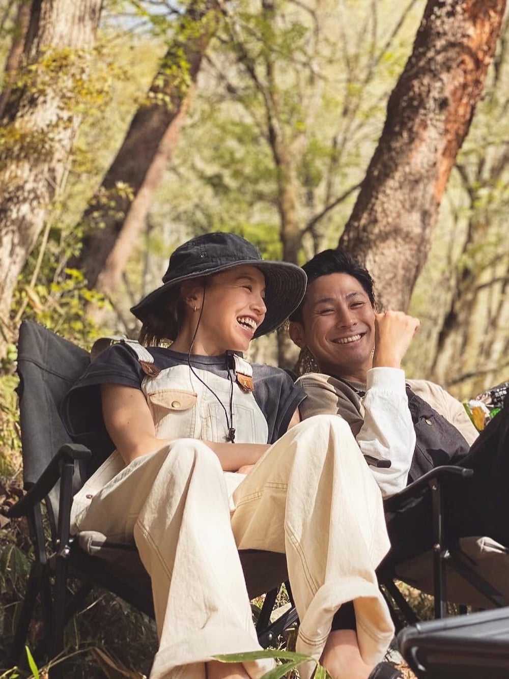 「アウトドアスタイル、カジュアルコーデ、オーバーオール、キャンプ、ハット、春夏コーデ、オトナ女子、大人カジュアル、モノトーン、シンプルコーデ」｜「Sun Vivianのアイテム（ハット、ブラック系）」を使った、階上実穂さん（レディース・158cm）の春コーディネートの1枚目の写真