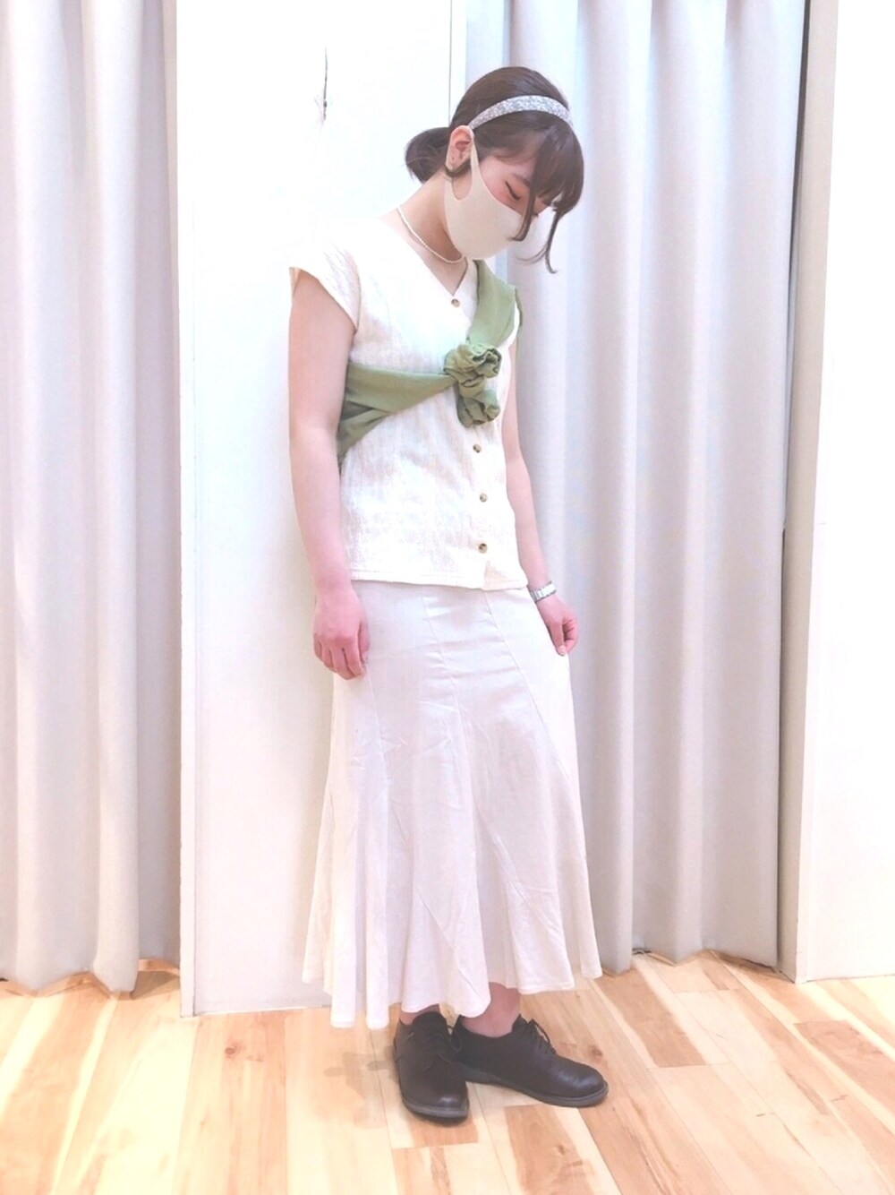 「ehka sopo、軽井沢アウトレット」｜「ehka sopoのアイテム（タンクトップ、ベージュ系）」を使った、潤나さん（レディース・159cm）の春コーディネートの1枚目の写真