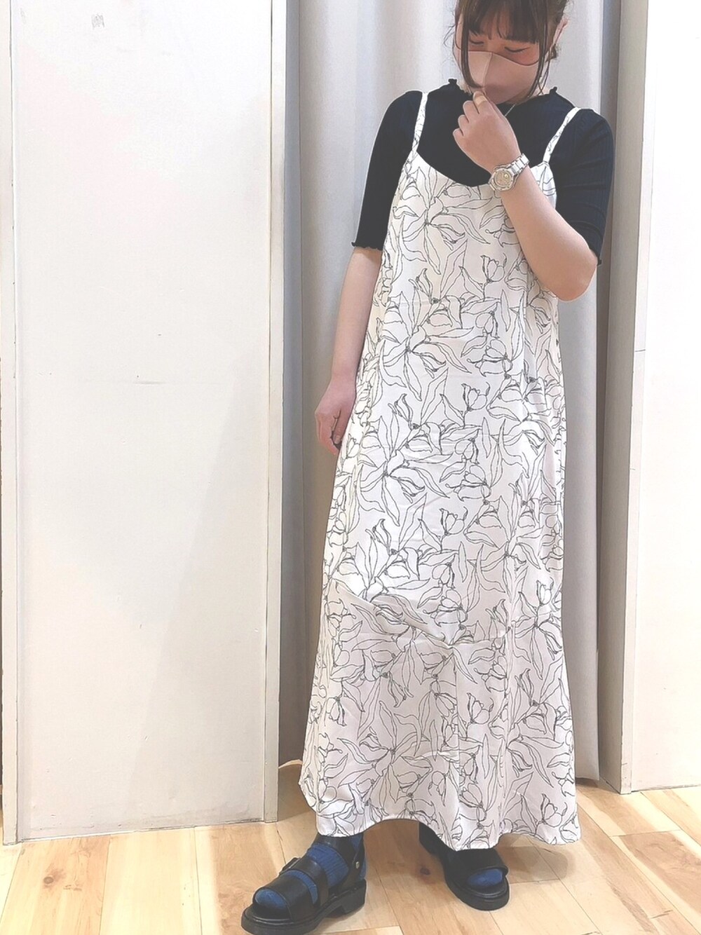 「ehka sopo、軽井沢アウトレット」｜「ehka sopoのダブルベルトサンダル（サンダル、ブラック系）」を使った、潤나さん（レディース・159cm）の春コーディネートの1枚目の写真