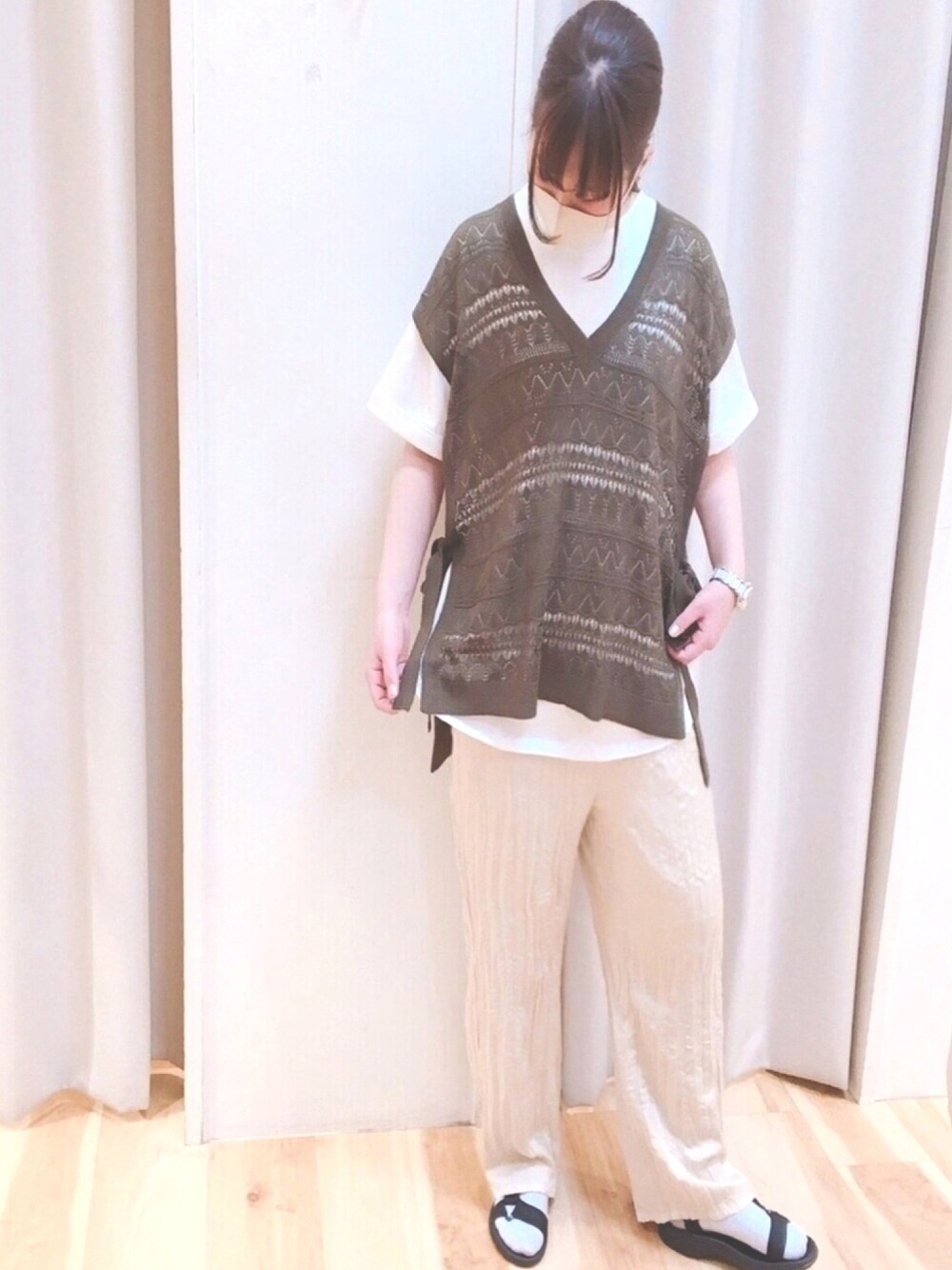 「サマンサモスモスブルー、ehka sopo、軽井沢アウトレット」｜「Samansa Mos2 blueの透かし編みニットベスト（ベスト、ブラウン系）」を使った、潤나さん（レディース・159cm）の春コーディネートの1枚目の写真