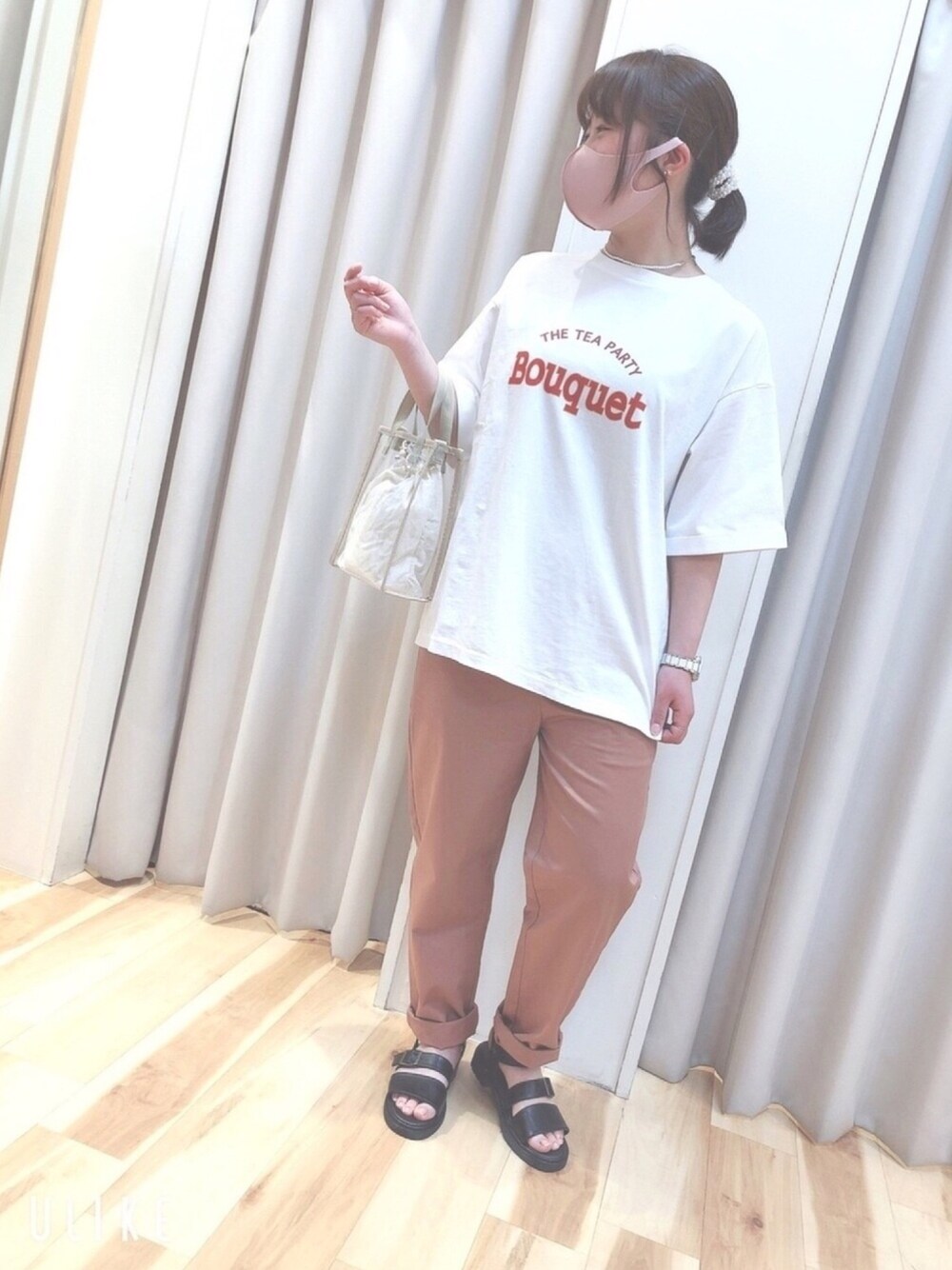 「Samansa Mos2、ehka sopo、軽井沢アウトレット」｜「Samansa Mos2のピグメント加工ロゴプリントTシャツ（Tシャツ/カットソー、ホワイト系）」を使った、潤나さん（レディース・159cm）の春コーディネートの1枚目の写真