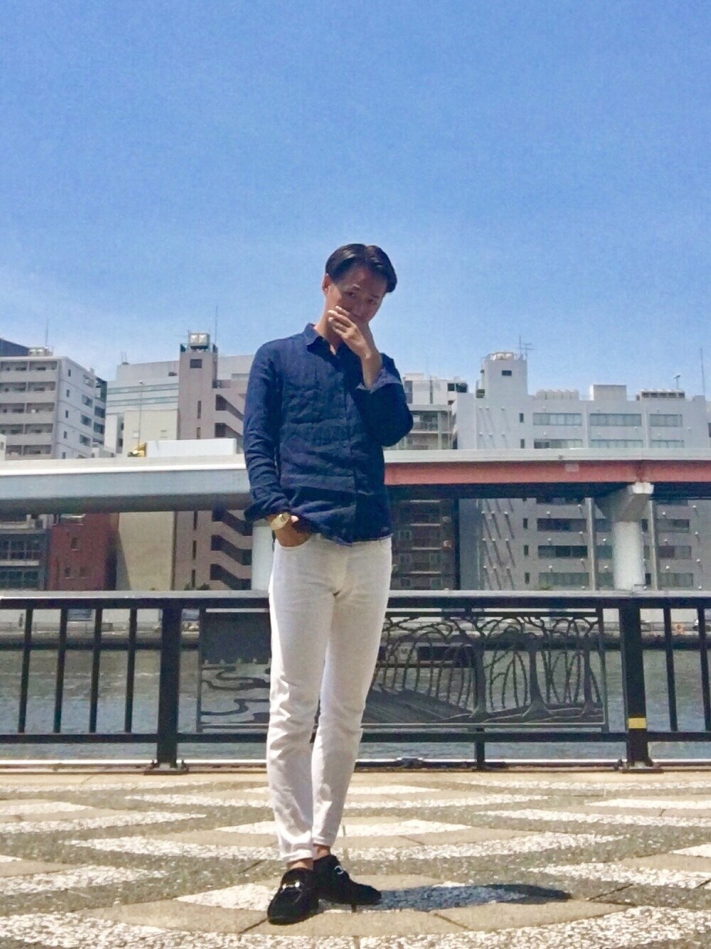 「夏、大人カジュアル、スキニー、UNIQLO、GU、ラクチンコーデ、シンプルコーデ、ホワイトパンツ、リネン、outfit」｜「GUのアイテム（シャツ/ブラウス、ブルー系）」を使った、ITSUKI さん（メンズ・175cm）の夏コーディネートの1枚目の写真