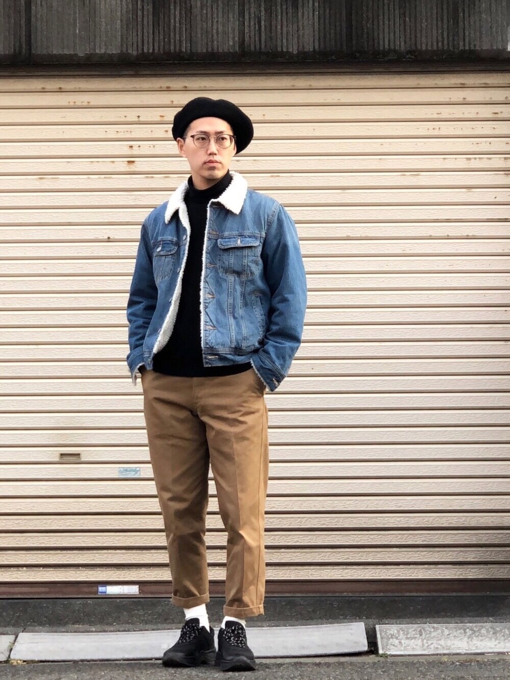 ブルー系のジャケット/アウター、ブラック系のTシャツ/カットソー、ブラウン系のその他パンツを着用したメンズの春コーディネートの1枚目の写真