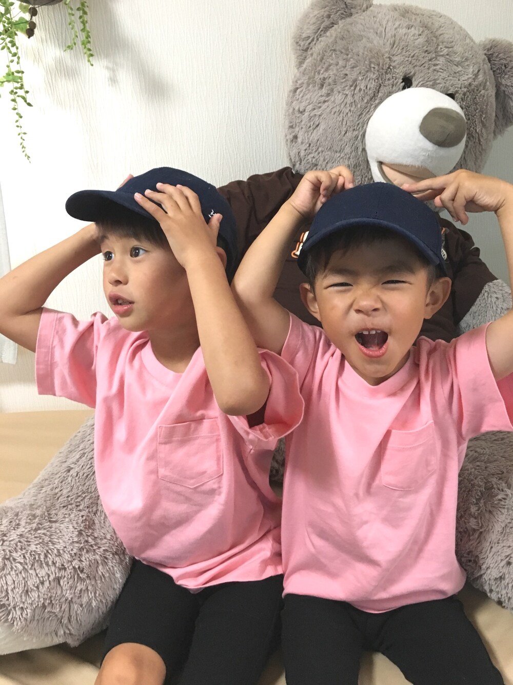 「プチプラ、ピンク、ユニクロ、おそろコーデ、おそろいコーデ、兄弟コーディネート、おでかけ」｜「UNIQLOのアイテム（Tシャツ/カットソー、ピンク系）」を使った、sasu&souさん（キッズ・120cm）の夏コーディネートの1枚目の写真