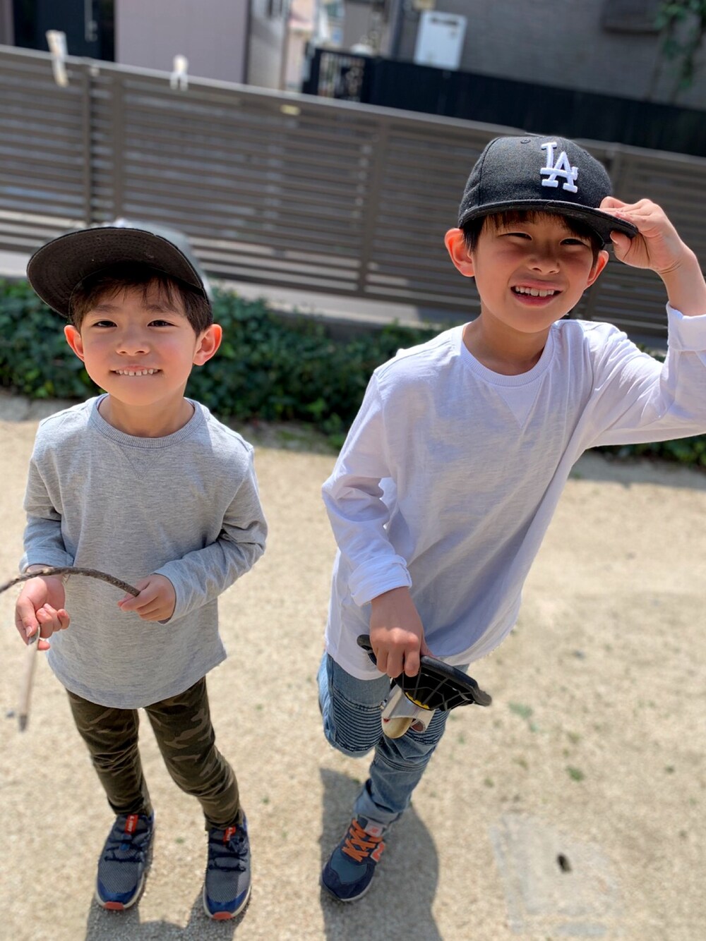 「春コーデ、NEW ERA、New Balance、ZARA KIDS、春休み、お出掛け、シンプル、おしゃれさんと繋がりたい、リンクコーデ」｜「ZARA KIDSのアイテム（Tシャツ/カットソー、ホワイト系）」を使った、sasu&souさん（メンズ・120cm）の春コーディネートの1枚目の写真